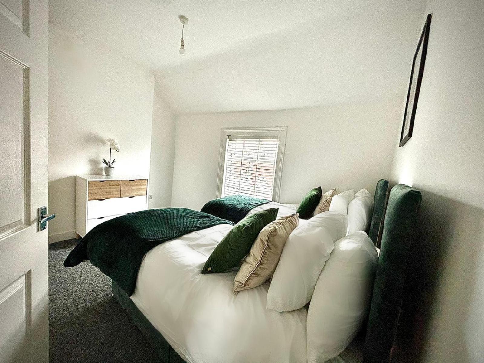 3-bed From Home, Sleeps 6, Great For Contractors, Close To Gulliver's Valley Theme Park, Free Parking, Hot Tub, Couple Retreat Sheffield