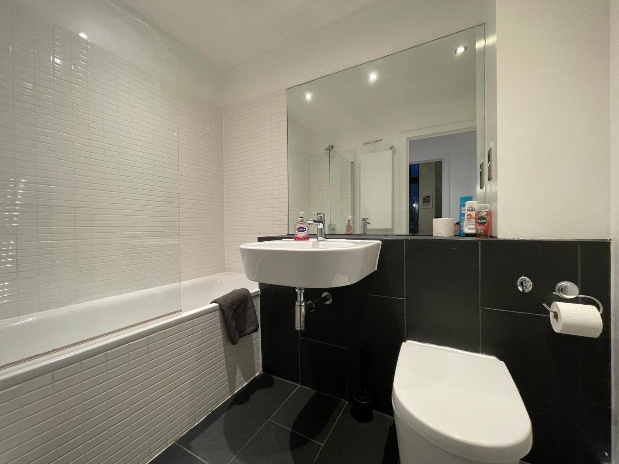 Penthouse W/ Parking * Sheffield