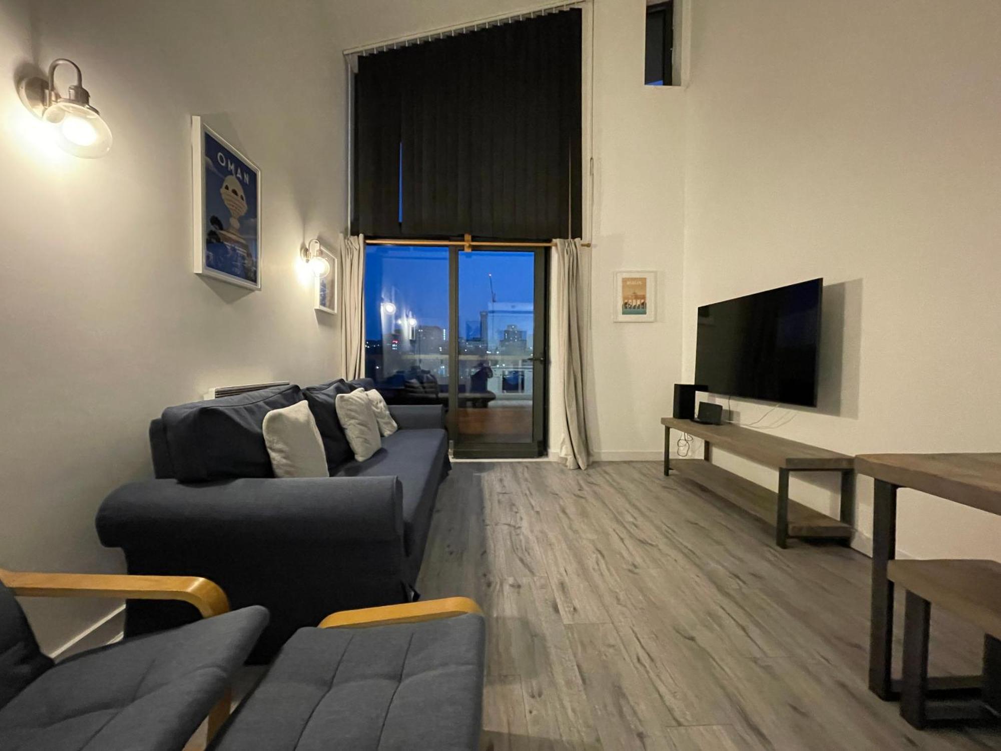 Penthouse W/ Parking Apartment *