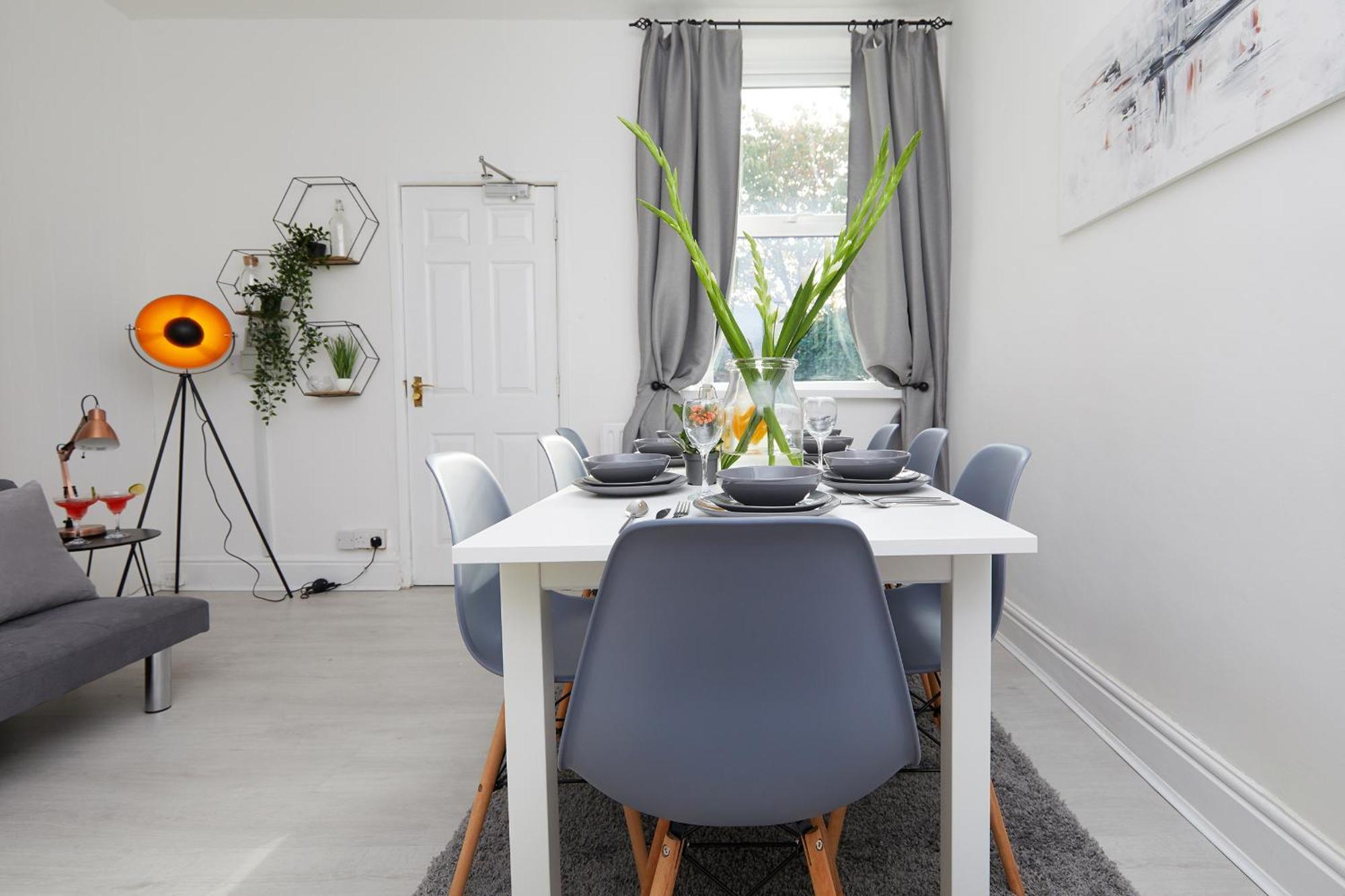 Your - Spacious 5 Bedroom House *