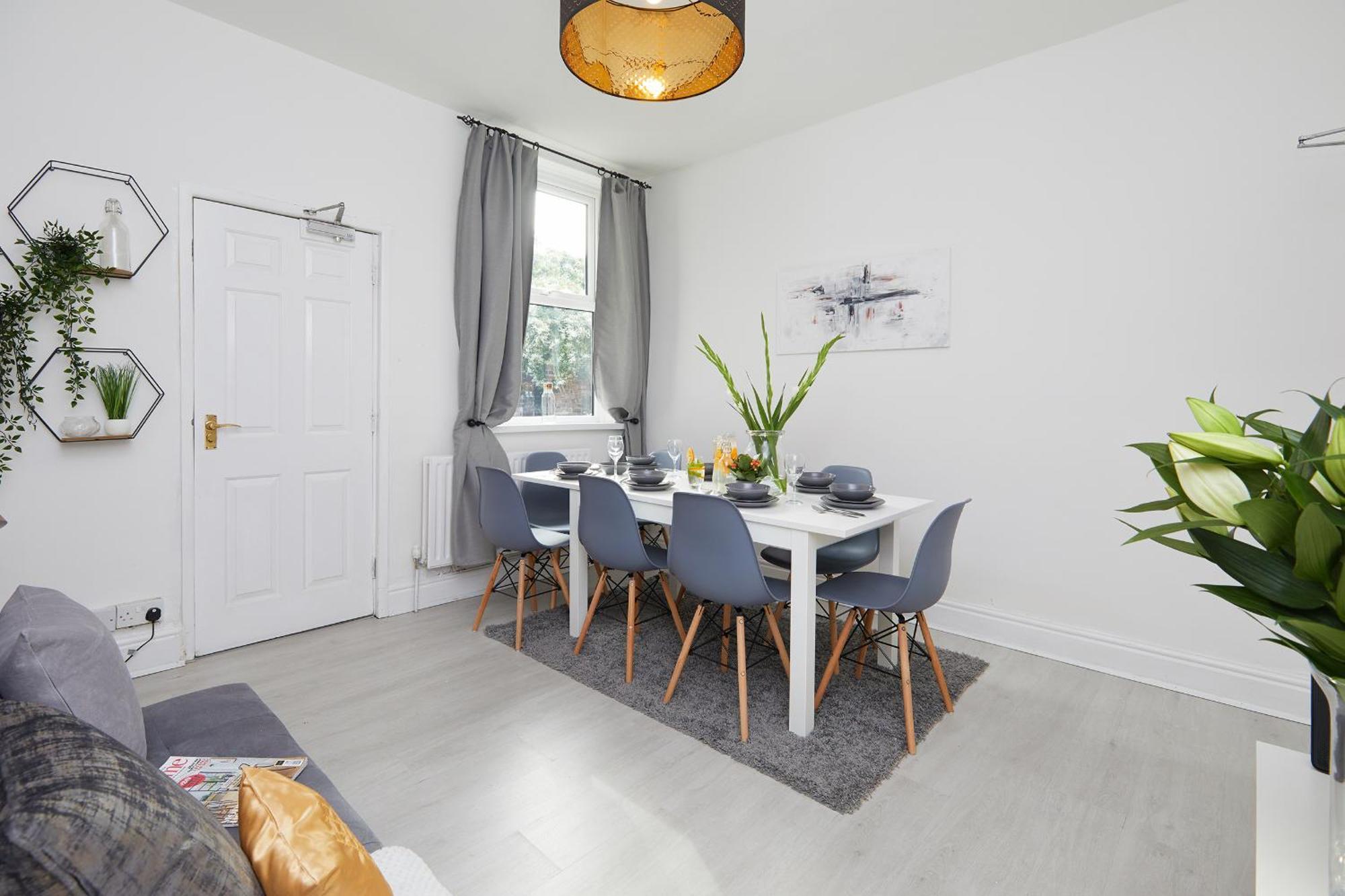 Your - Spacious 5 Bedroom House *