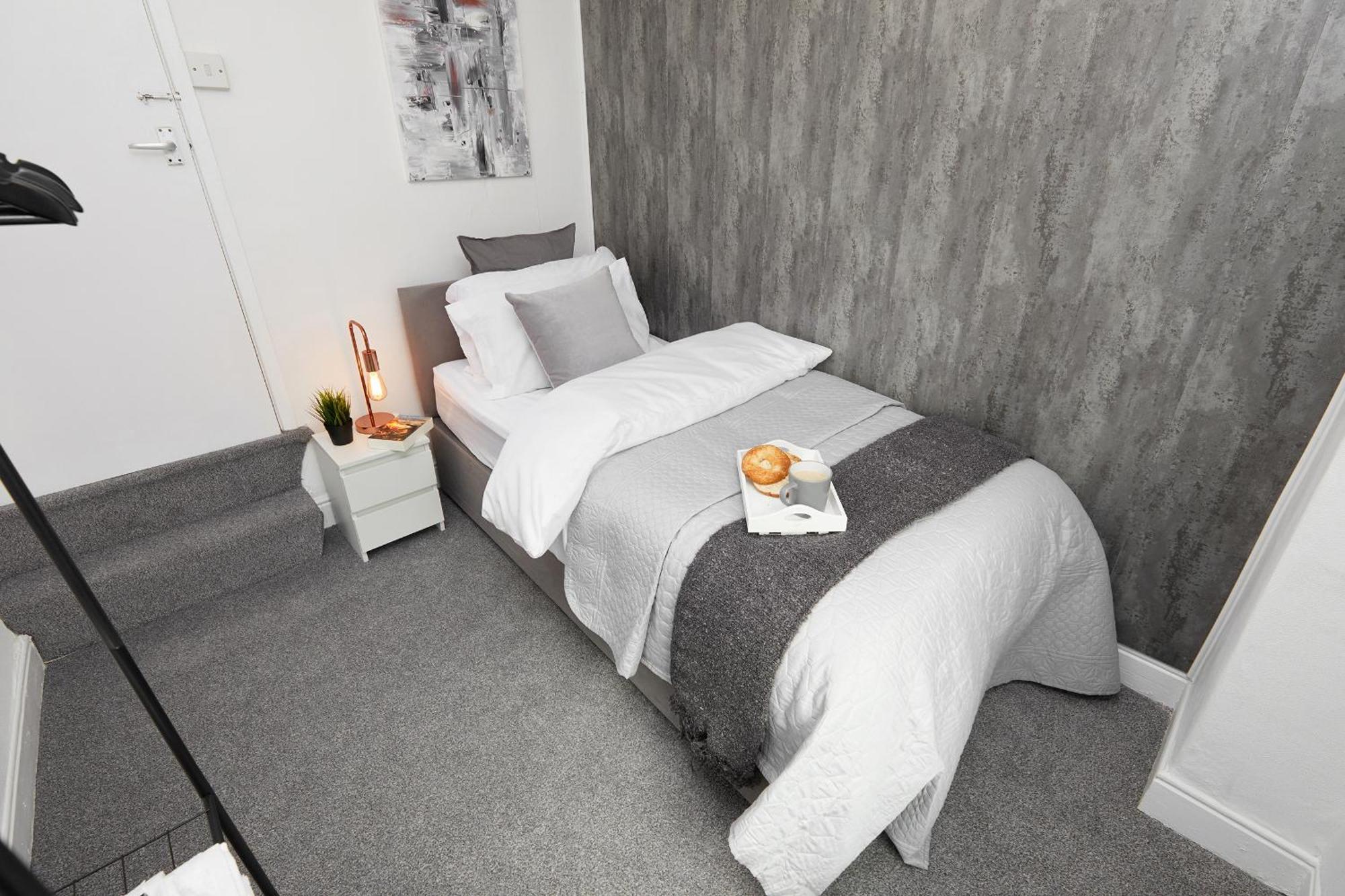 Your - Spacious 5 Bedroom House Sheffield