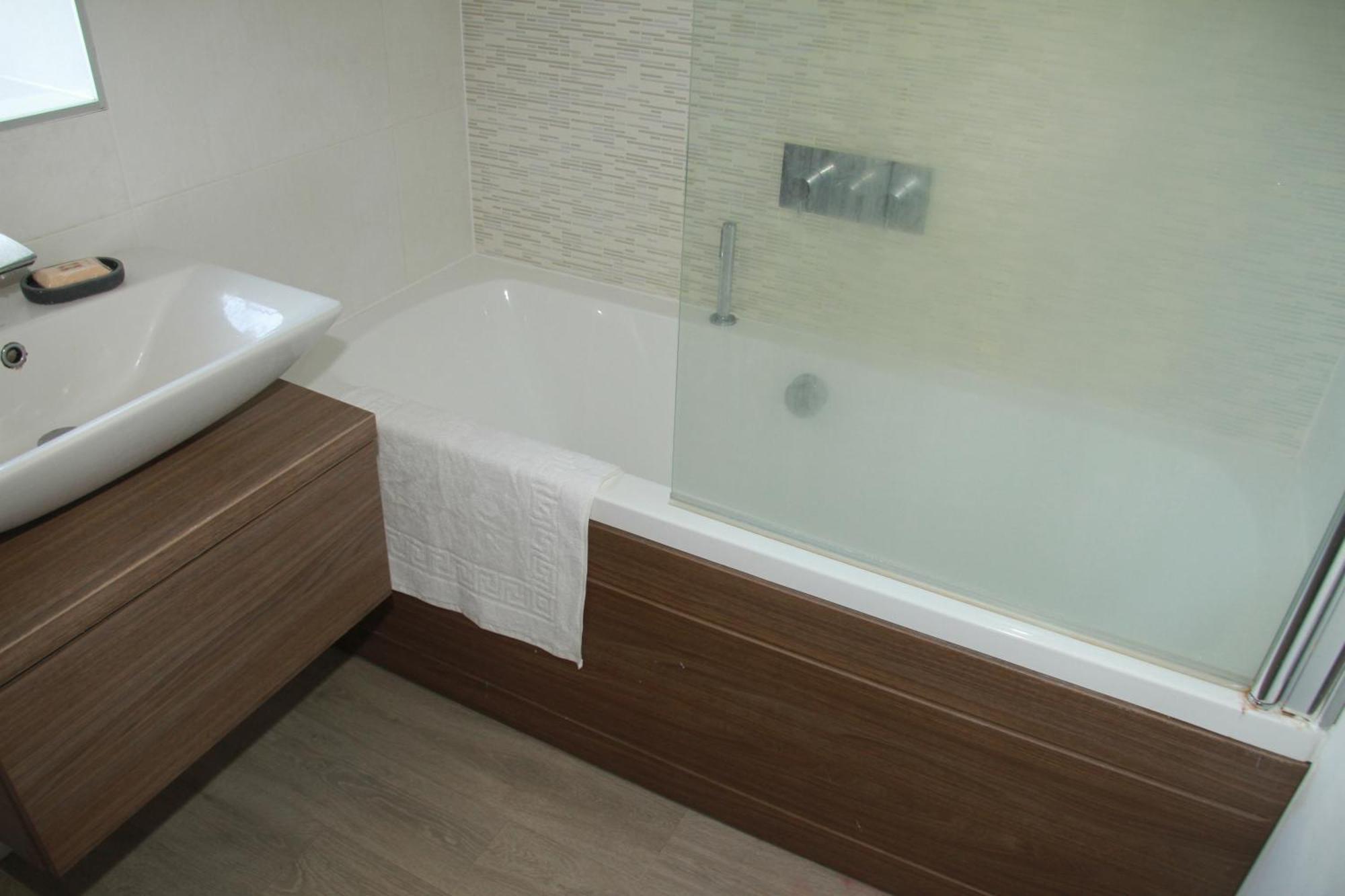 Guest house Spacious King Size Detached House Free Wifi Free Parking *