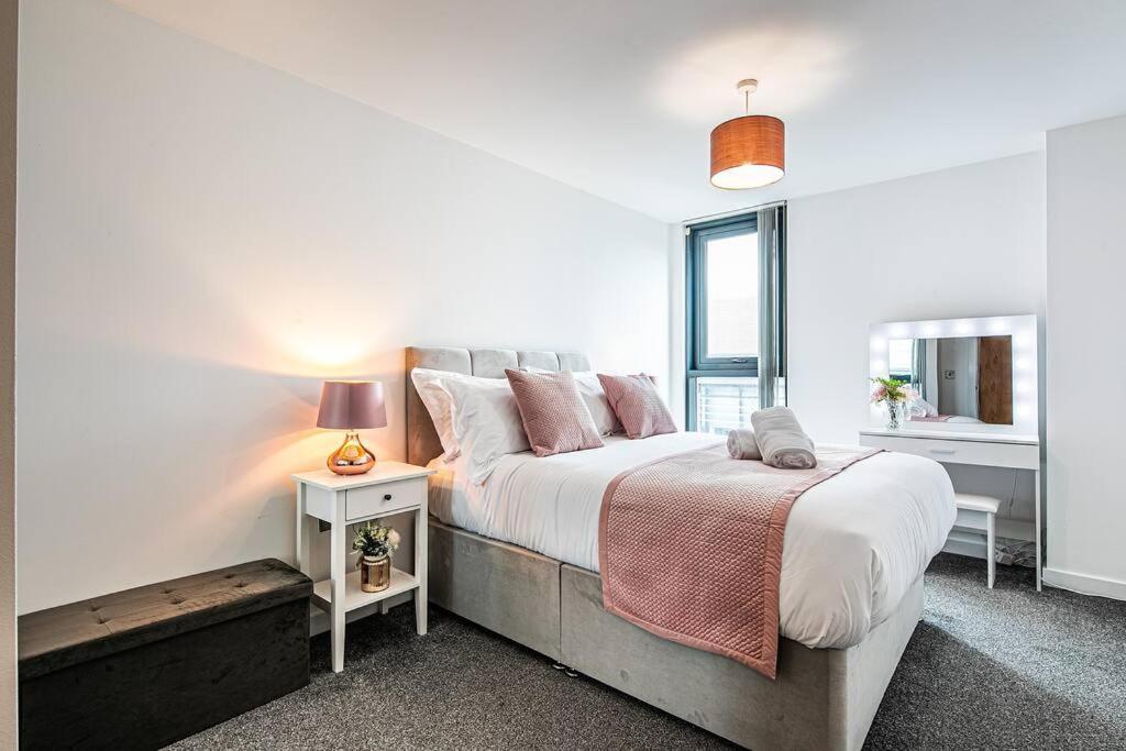 Stylish 2 Bed 87 - Centre, Free Parking, Alexa, Espresso Machine & Netflix - Hosted By Host Save