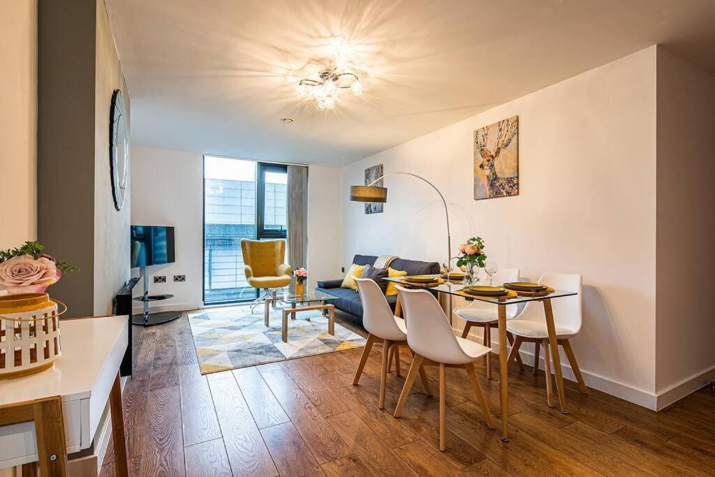 Stylish 2 Bed 87 - Centre, Free Parking, Alexa, Espresso Machine & Netflix - Hosted By Host Save Apartment