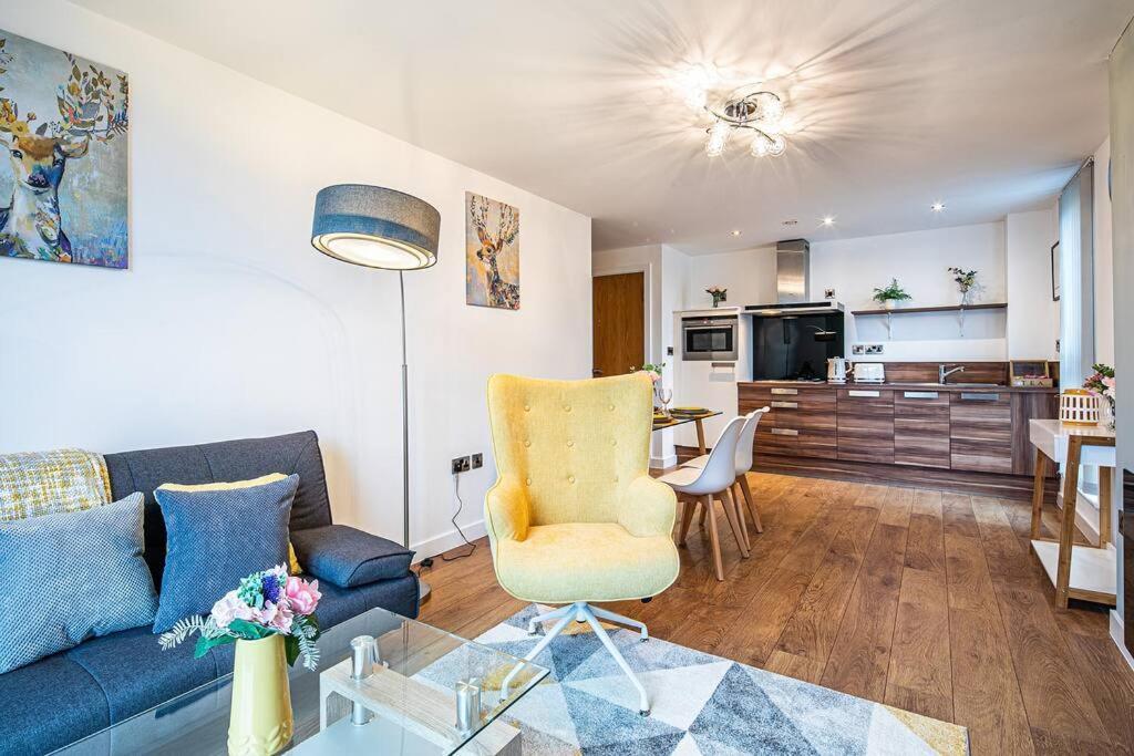 Apartment Stylish 2 Bed 87 - Centre, Free Parking, Alexa, Espresso Machine & Netflix - Hosted By Host Save *