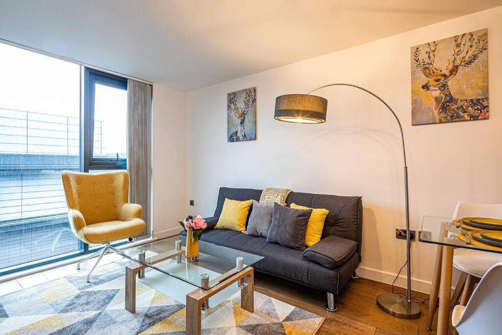 Stylish 2 Bed 87 - Centre, Free Parking, Alexa, Espresso Machine & Netflix - Hosted By Host Save Apartment *