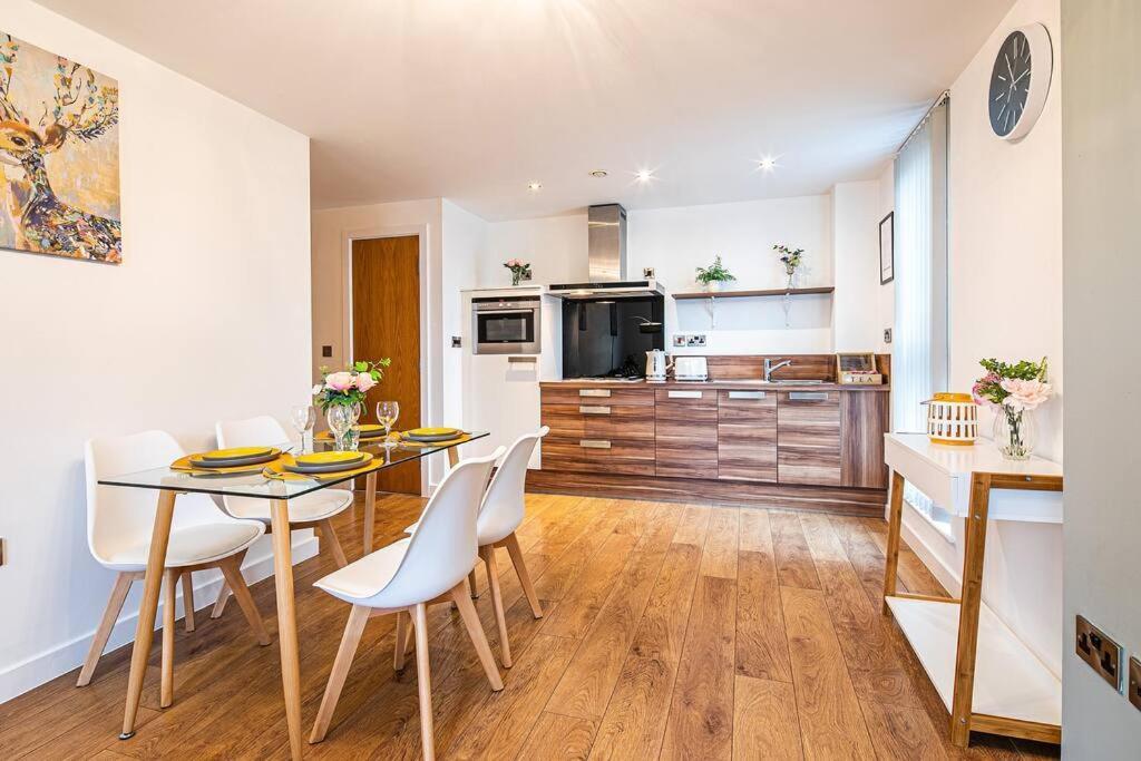 Stylish 2 Bed 87 - Centre, Free Parking, Alexa, Espresso Machine & Netflix - Hosted By Host Save * Sheffield