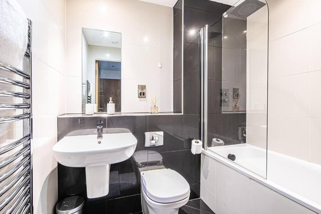 Stylish 2 Bed 87 - Centre, Free Parking, Alexa, Espresso Machine & Netflix - Hosted By Host Save *