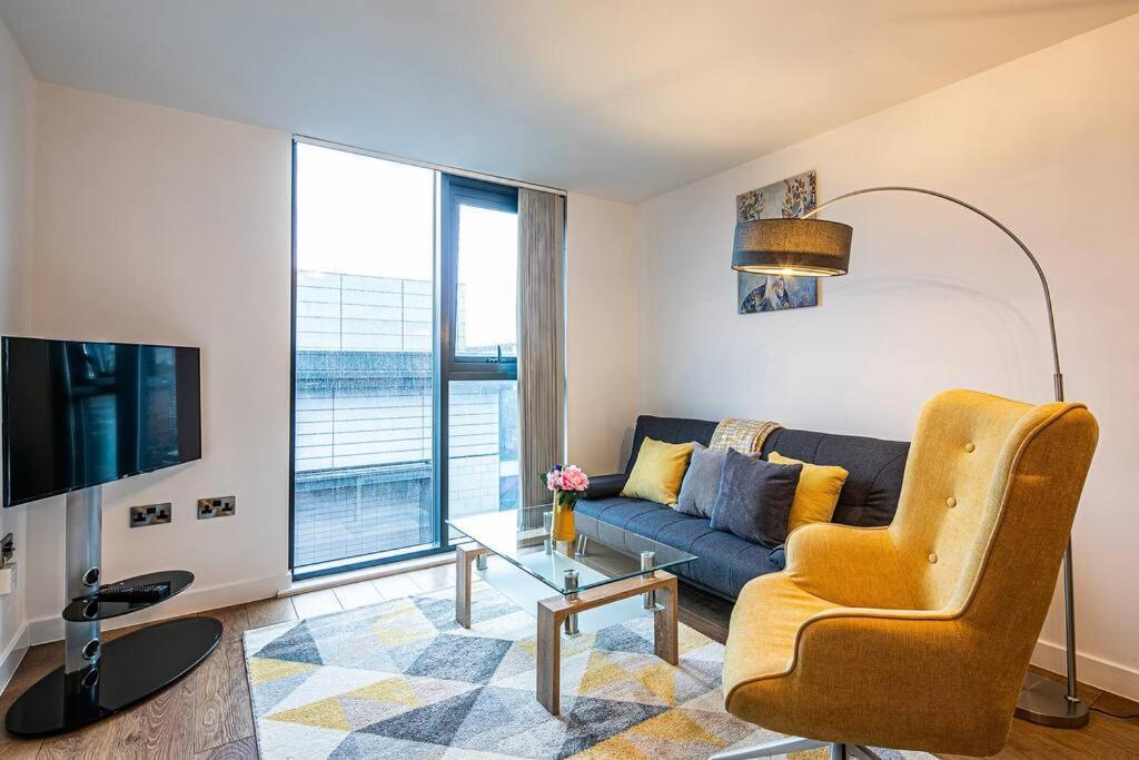 Stylish 2 Bed 87 - Centre, Free Parking, Alexa, Espresso Machine & Netflix - Hosted By Host Save Apartment *