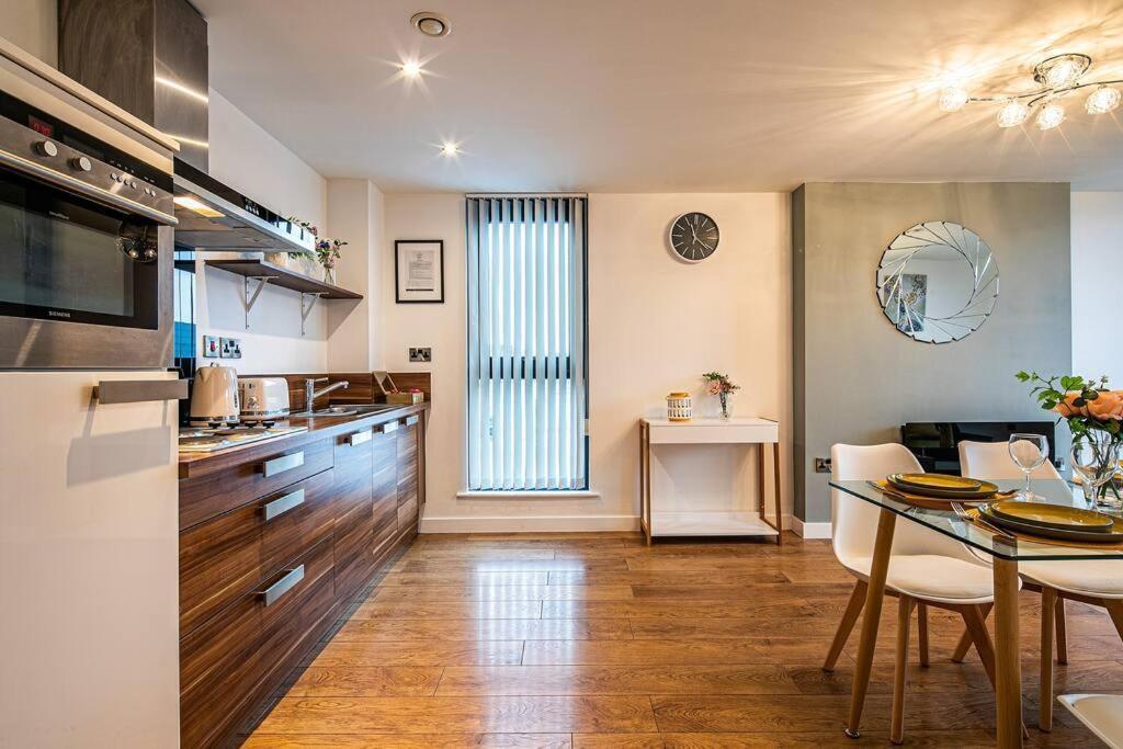 Apartment Stylish 2 Bed 87 - Centre, Free Parking, Alexa, Espresso Machine & Netflix - Hosted By Host Save
