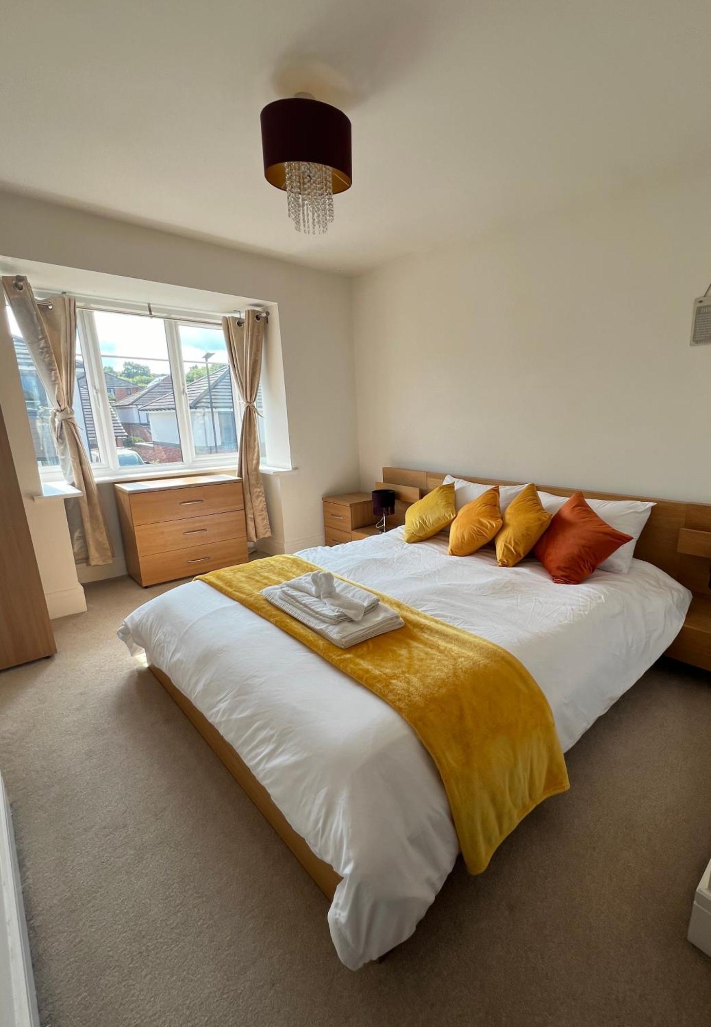 Guest house Spacious King Size Detached House Free Wifi Free Parking *