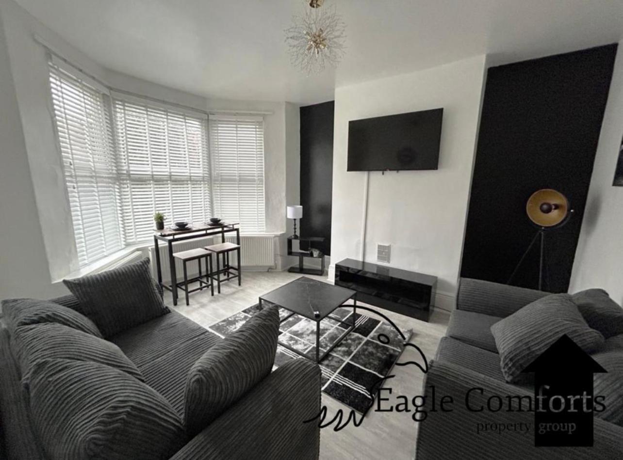 Holiday home 5 Bedroom House-20 Percent Off Monthly