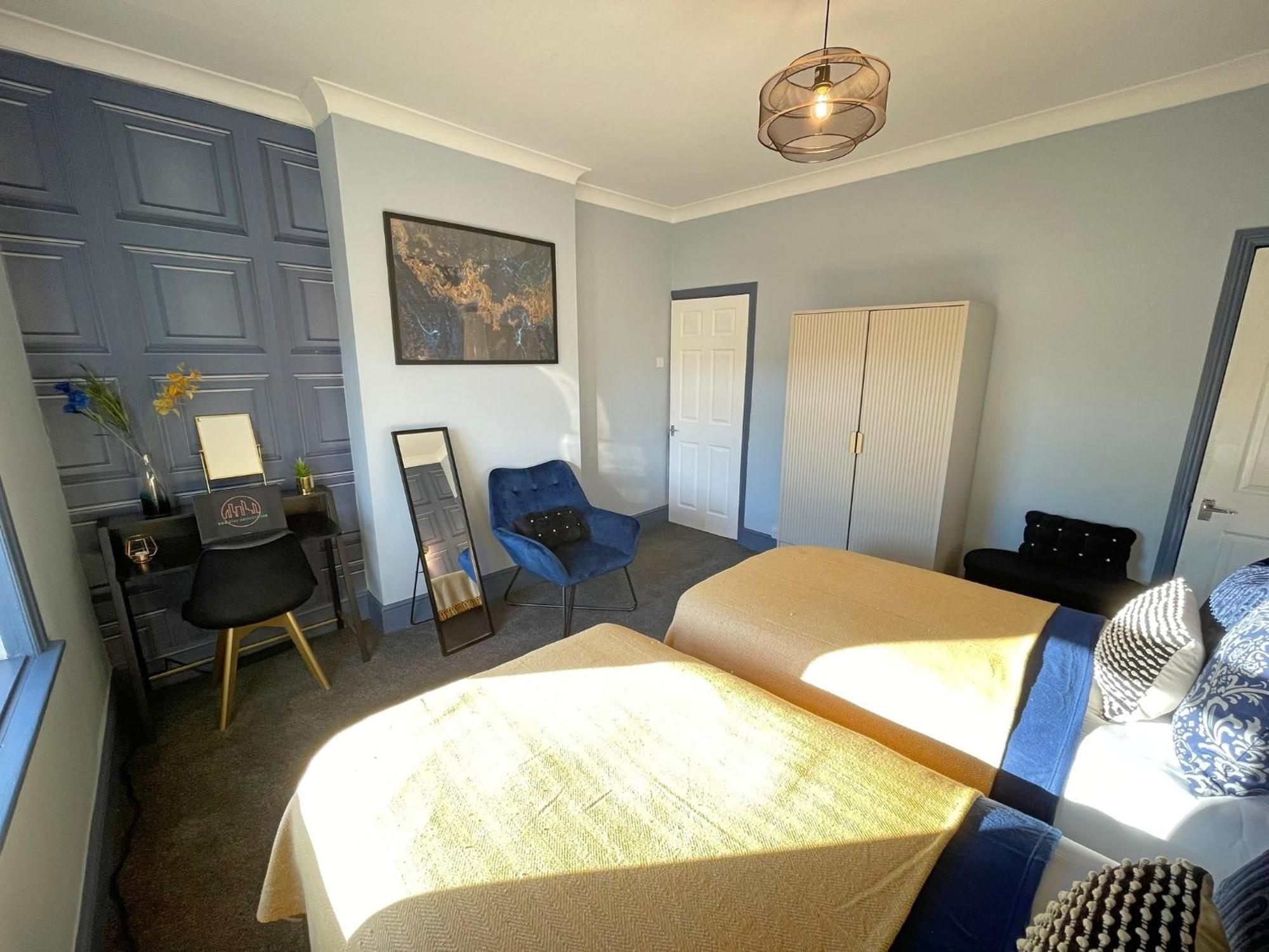 Holiday home Spacious 3-bedroom House With Parking