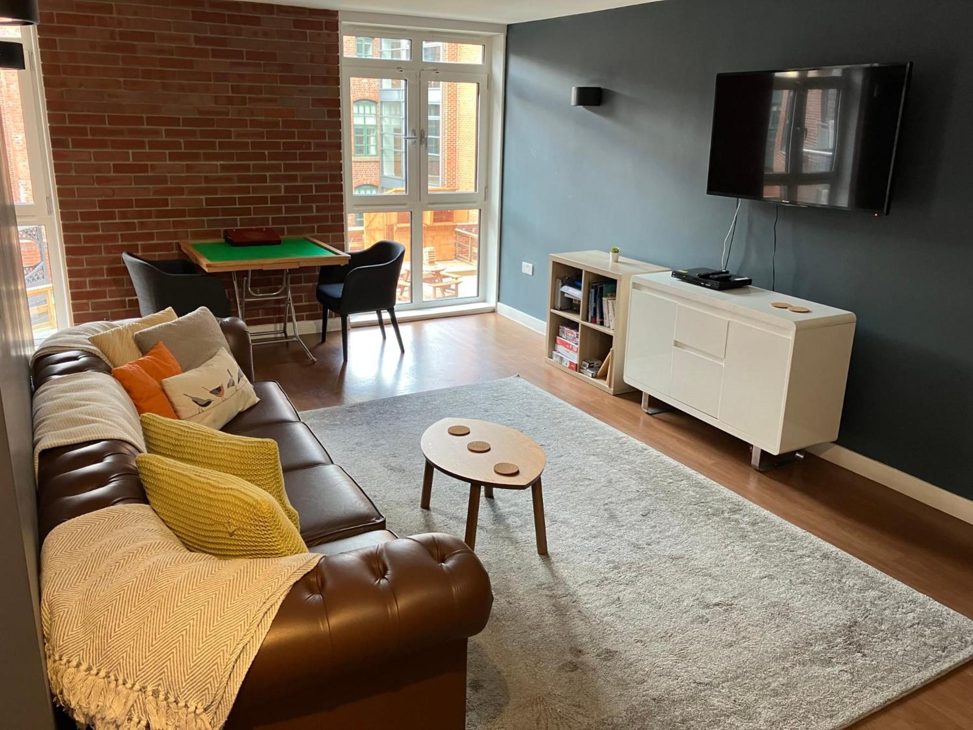 Modern Stylish And At Student Roost Corner House In Apartment *