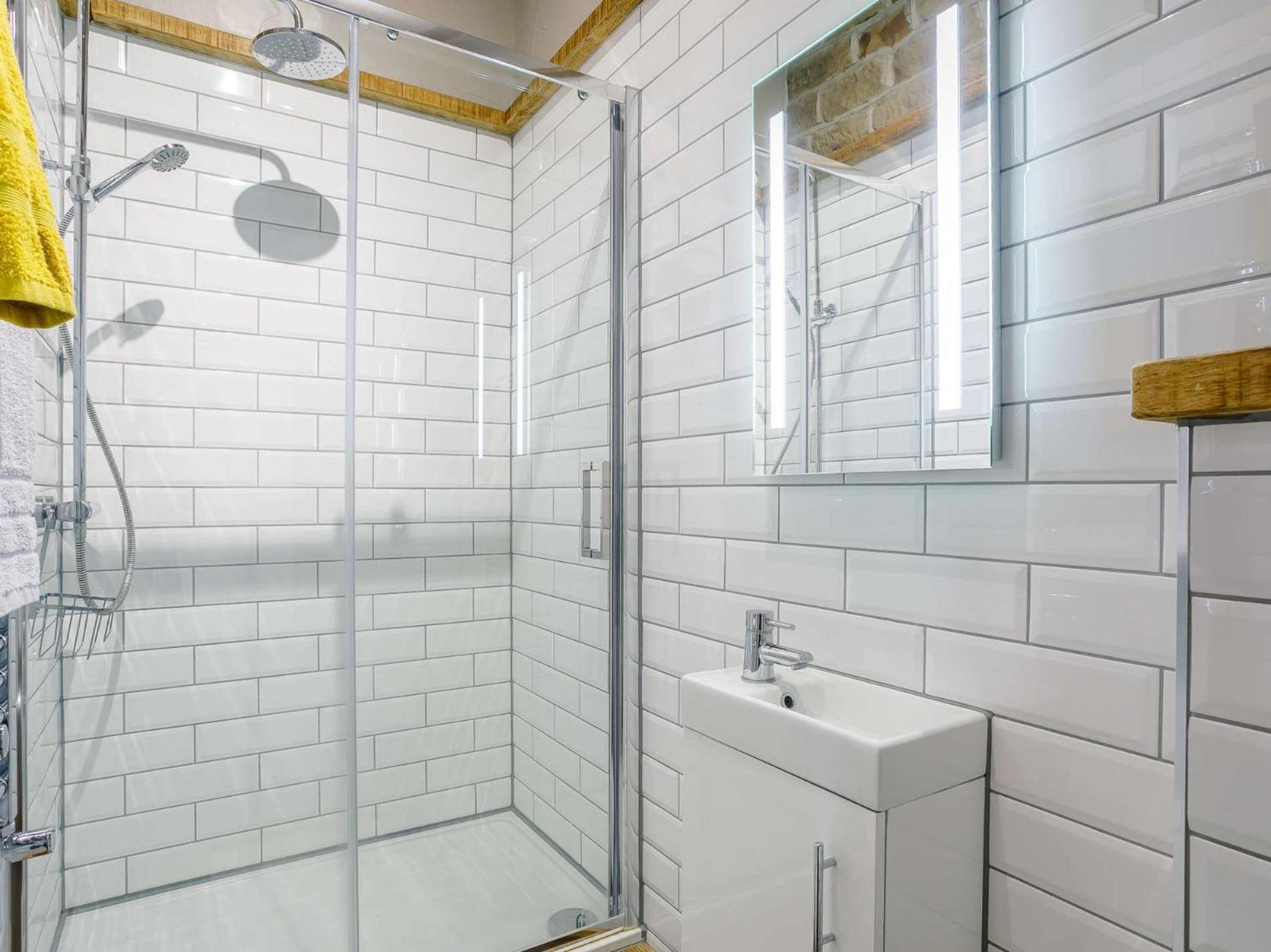 3 Bed In 81249