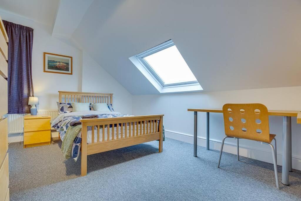 Apartment Collegiate Crescent Charm, Cozy 4br Retreat