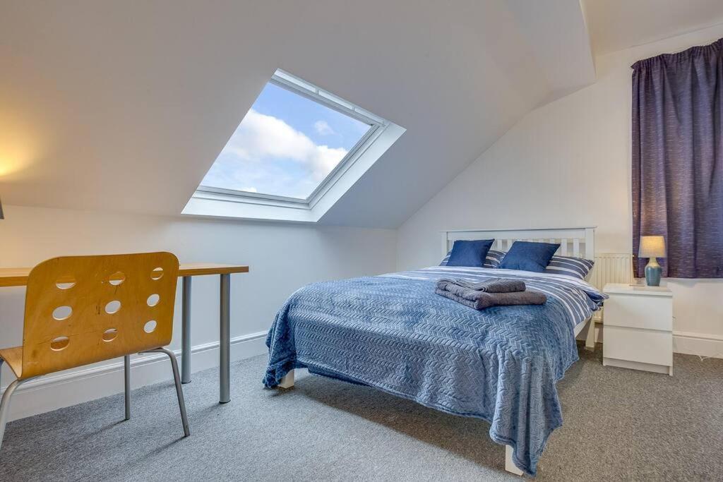 Collegiate Crescent Charm, Cozy 4br Retreat Apartment *