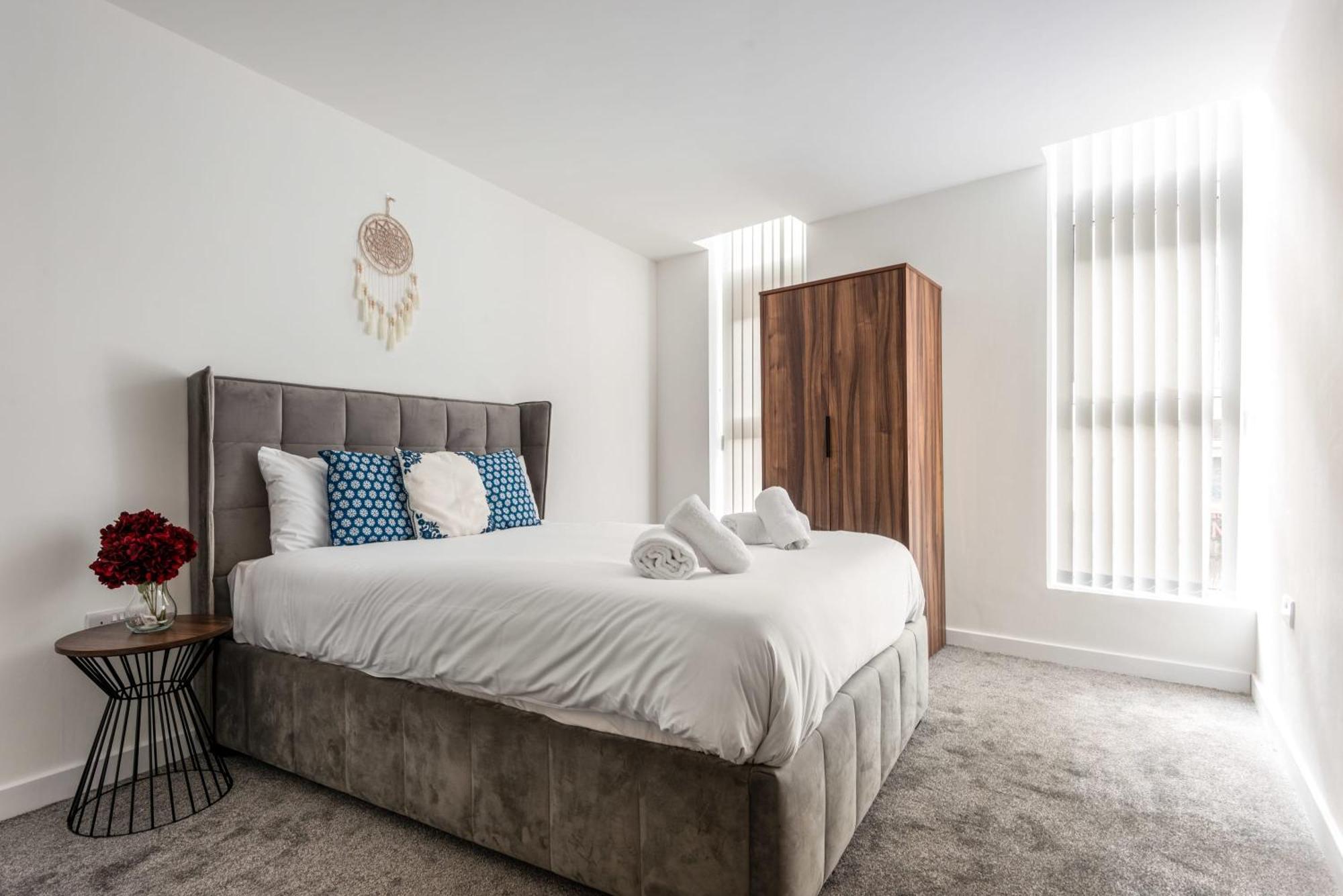 Contemporary 1 Bedroom In *