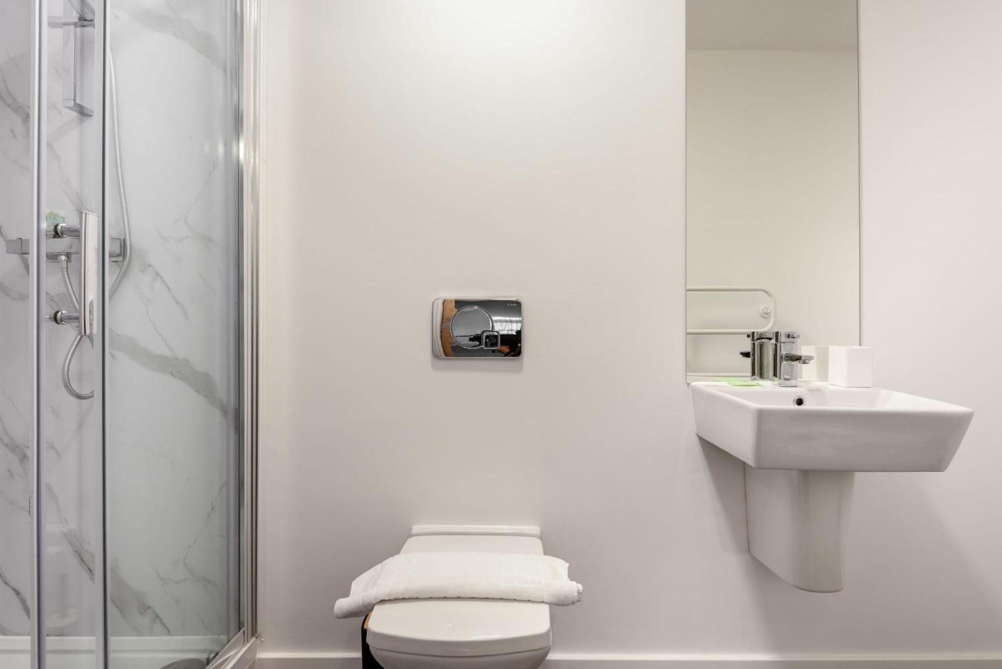 Contemporary 1 Bedroom In *