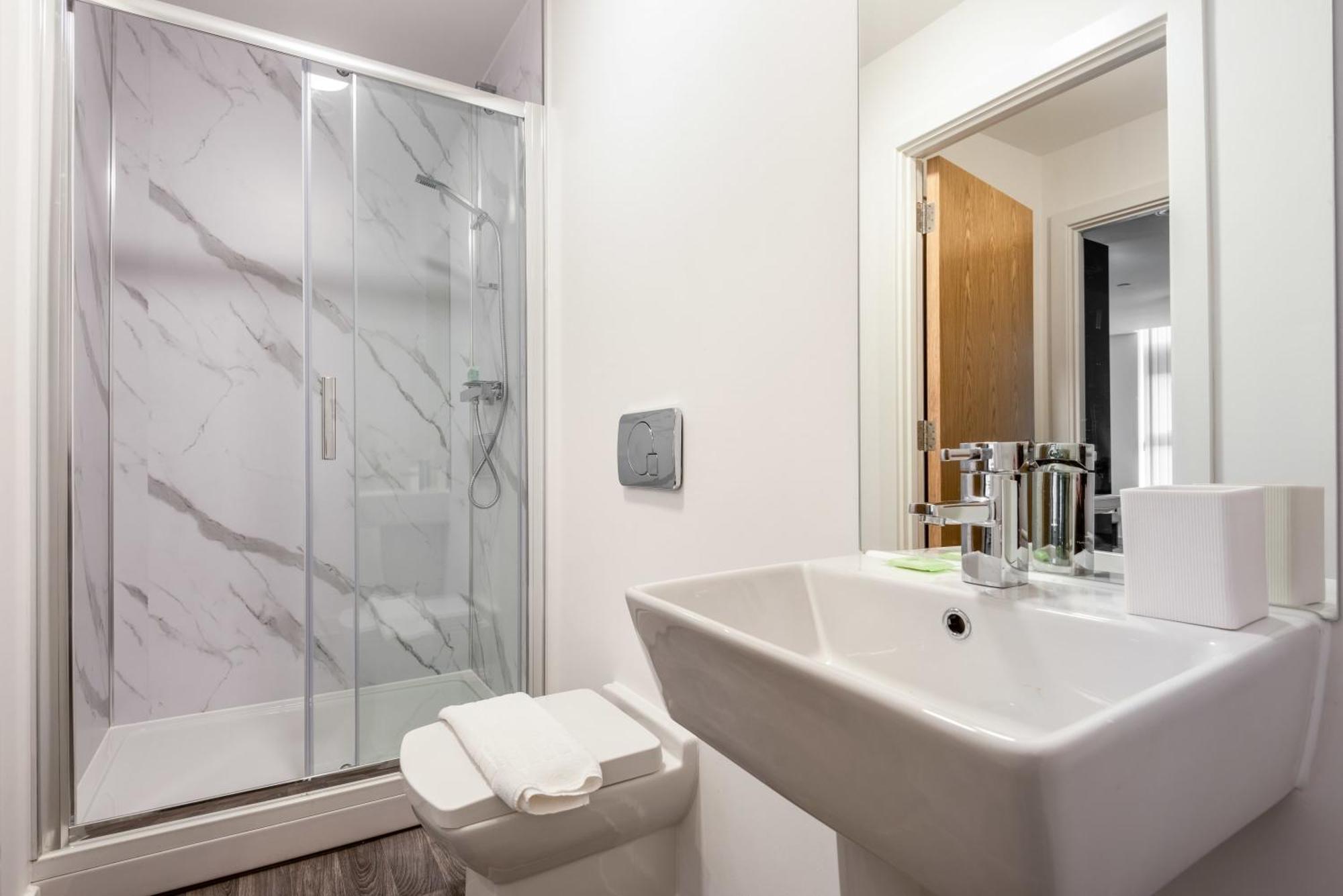 Contemporary 1 Bedroom In Apartment *