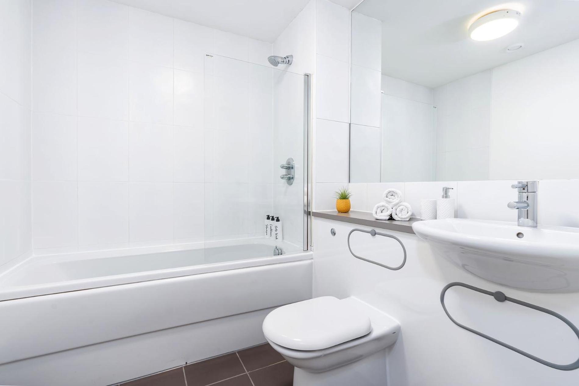 2bed 2bath Near Centre With Free Parking Space Apartment Sheffield