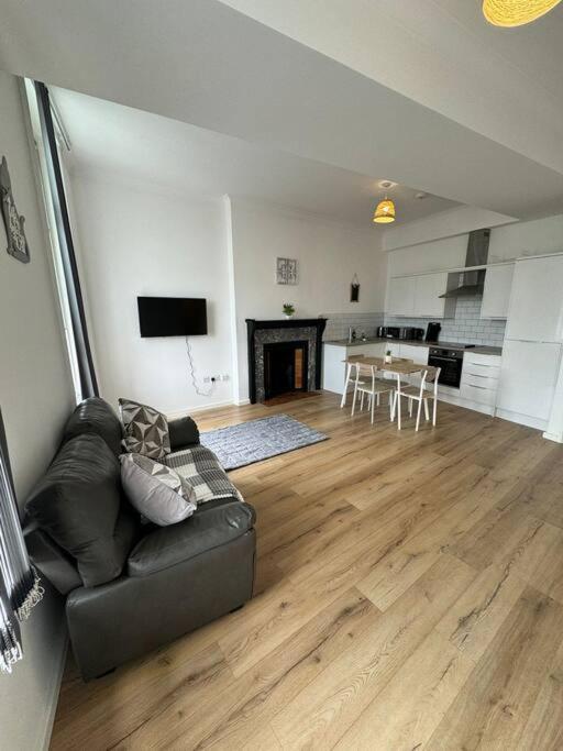 Apartment Spacious Flat In Center Gs304 *