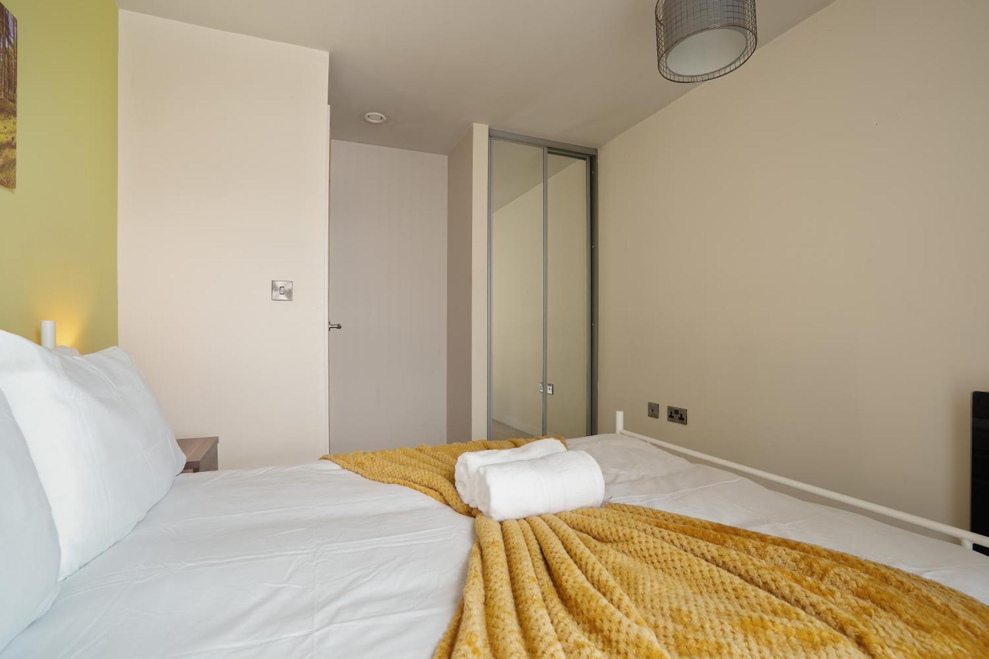Spacious 2 Bed 98 - Centre, Great Views & Free Netflix - Hosted By Host Save Sheffield