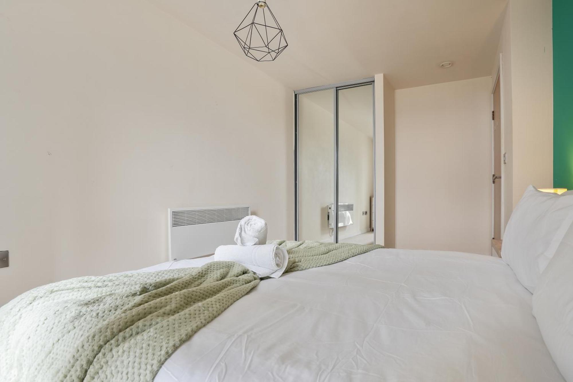 Spacious 2 Bed 98 - Centre, Great Views & Free Netflix - Hosted By Host Save * Sheffield