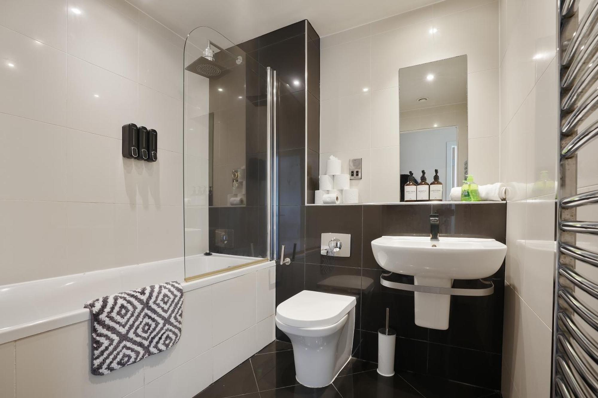 Spacious 2 Bed 98 - Centre, Great Views & Free Netflix - Hosted By Host Save Apartment *
