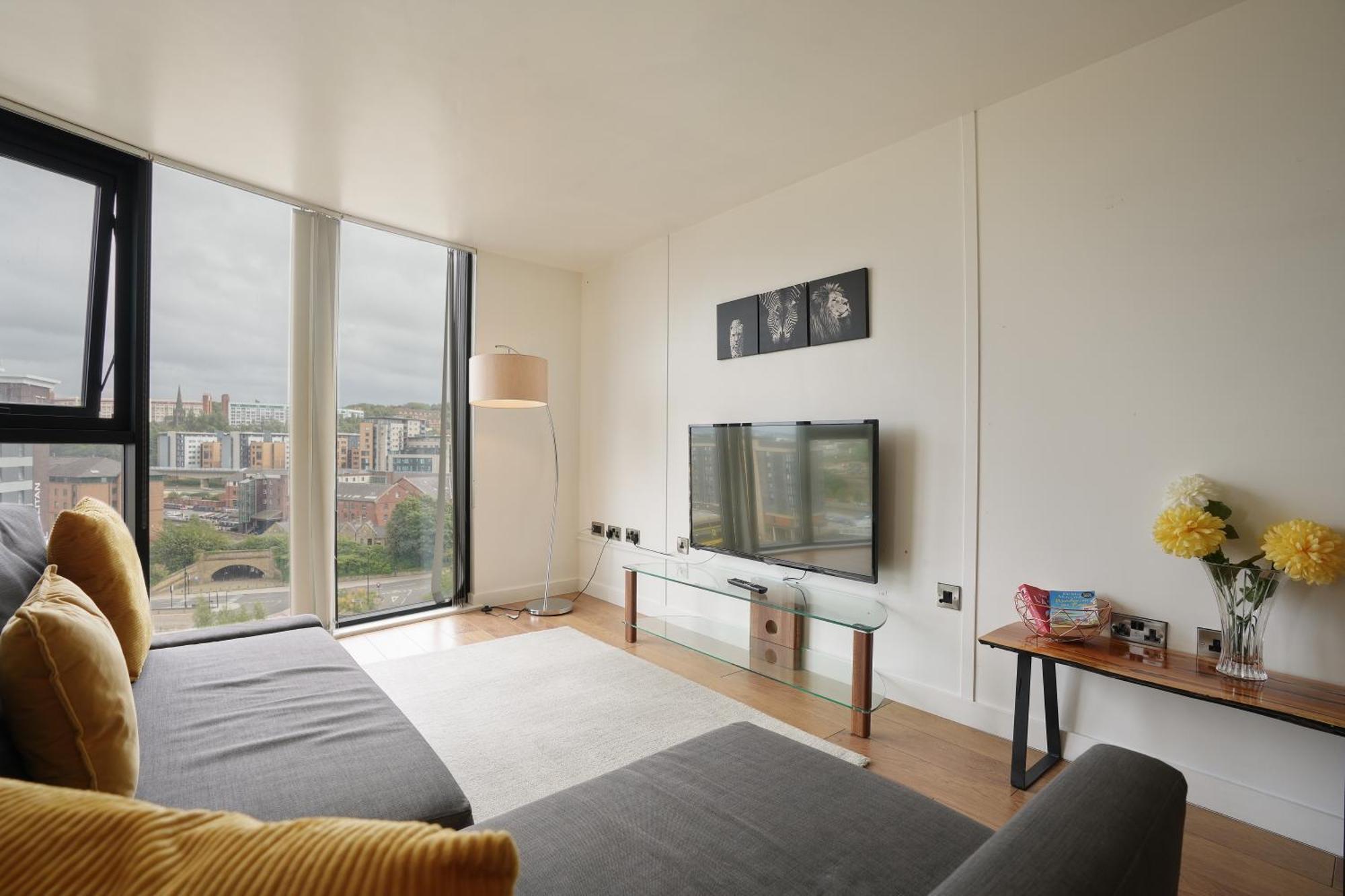 Spacious 2 Bed 98 - Centre, Great Views & Free Netflix - Hosted By Host Save
