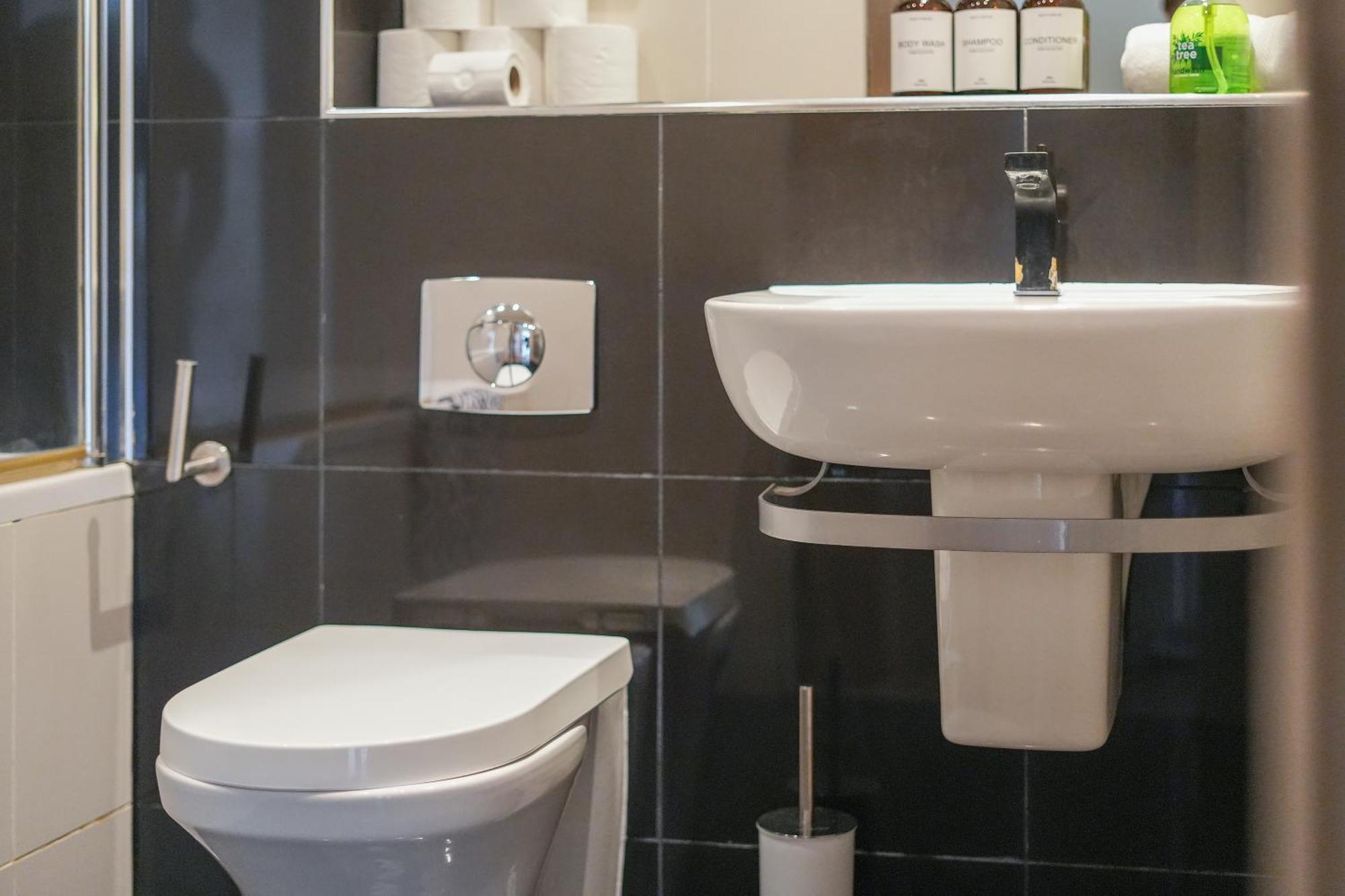 Spacious 2 Bed 98 - Centre, Great Views & Free Netflix - Hosted By Host Save Apartment *