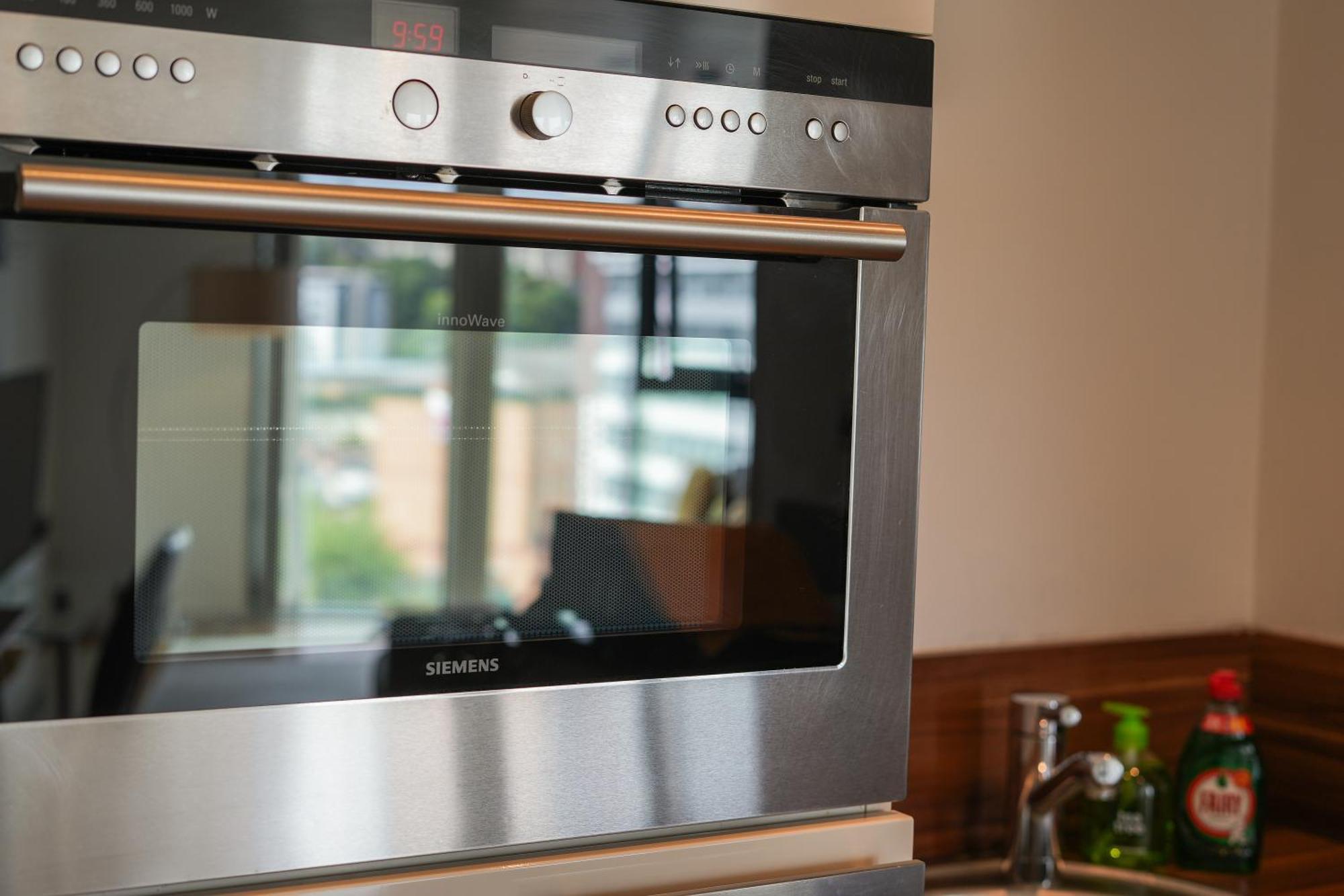 Spacious 2 Bed 98 - Centre, Great Views & Free Netflix - Hosted By Host Save Sheffield
