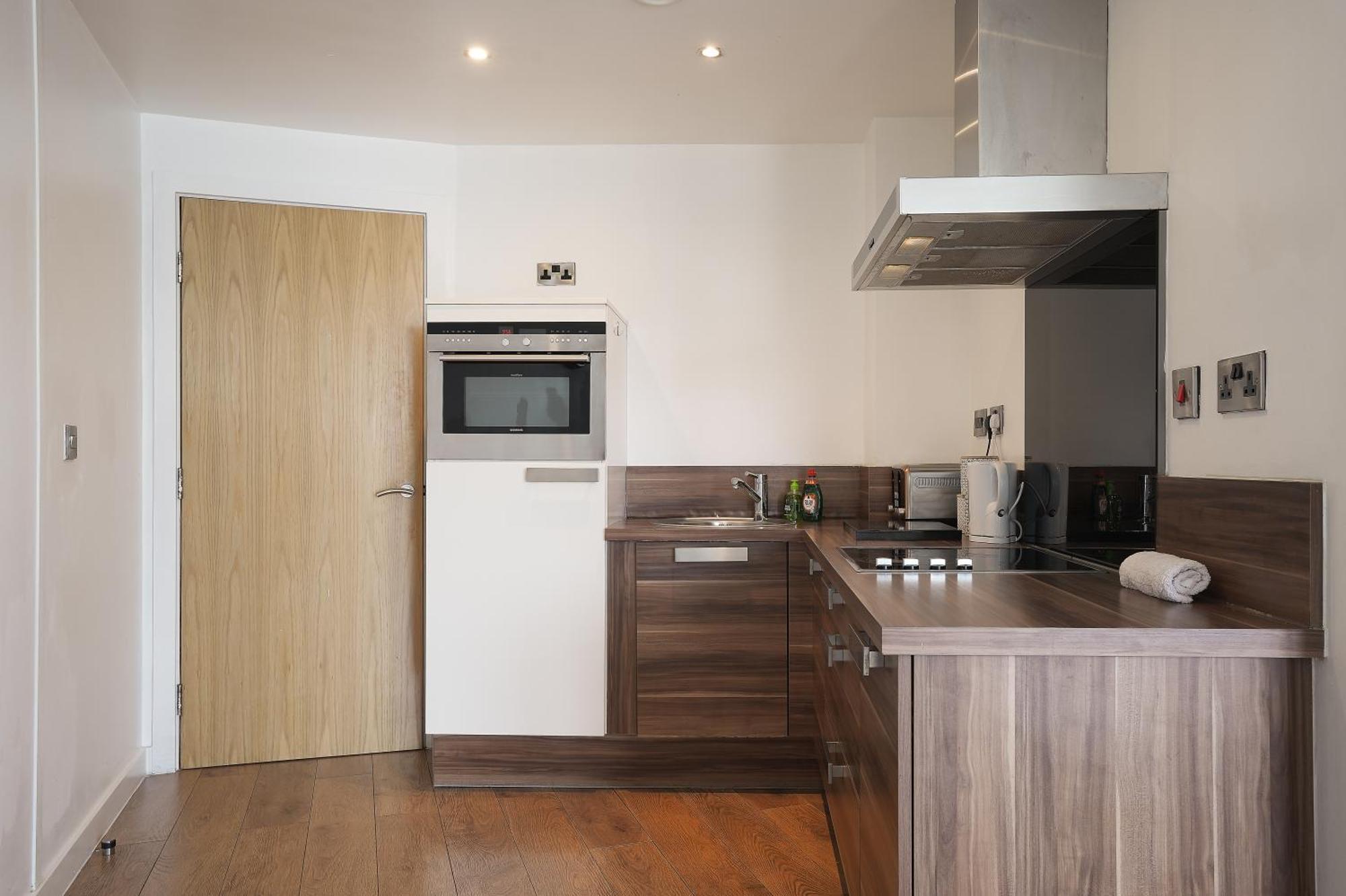 Apartment Spacious 2 Bed 98 - Centre, Great Views & Free Netflix - Hosted By Host Save *