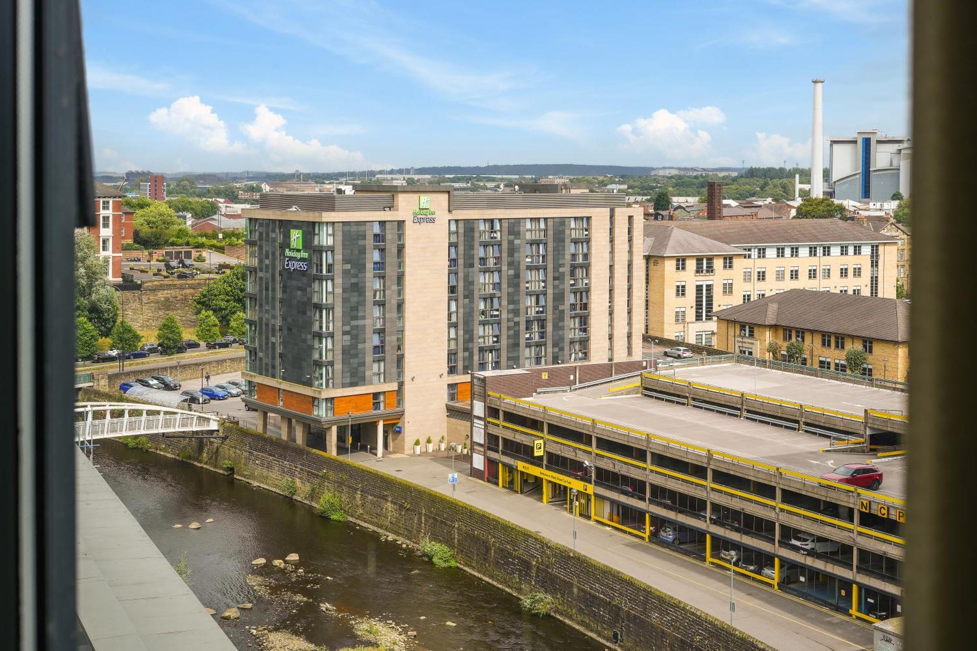 Spacious 2 Bed 98 - Centre, Great Views & Free Netflix - Hosted By Host Save *