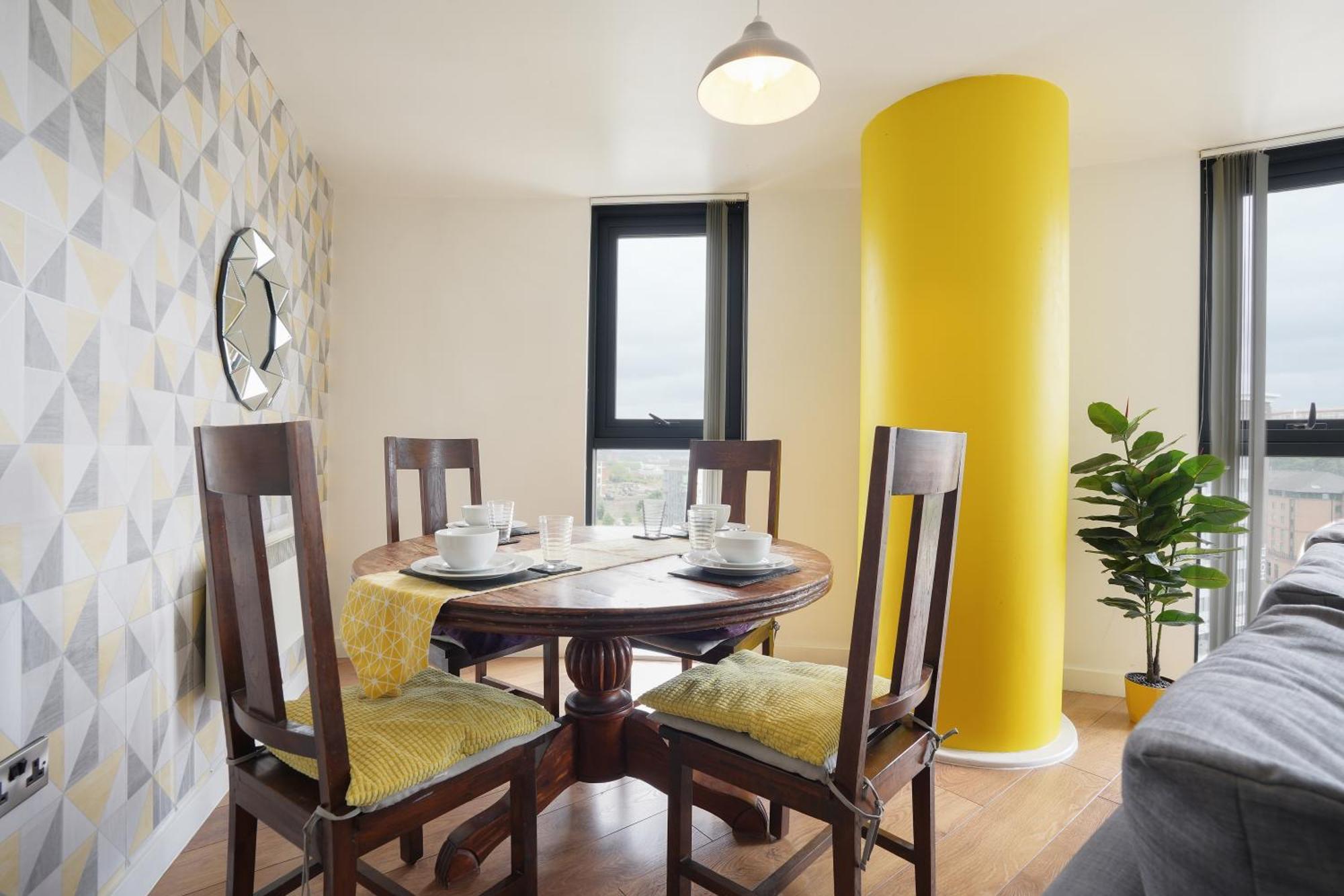 Spacious 2 Bed 98 - Centre, Great Views & Free Netflix - Hosted By Host Save