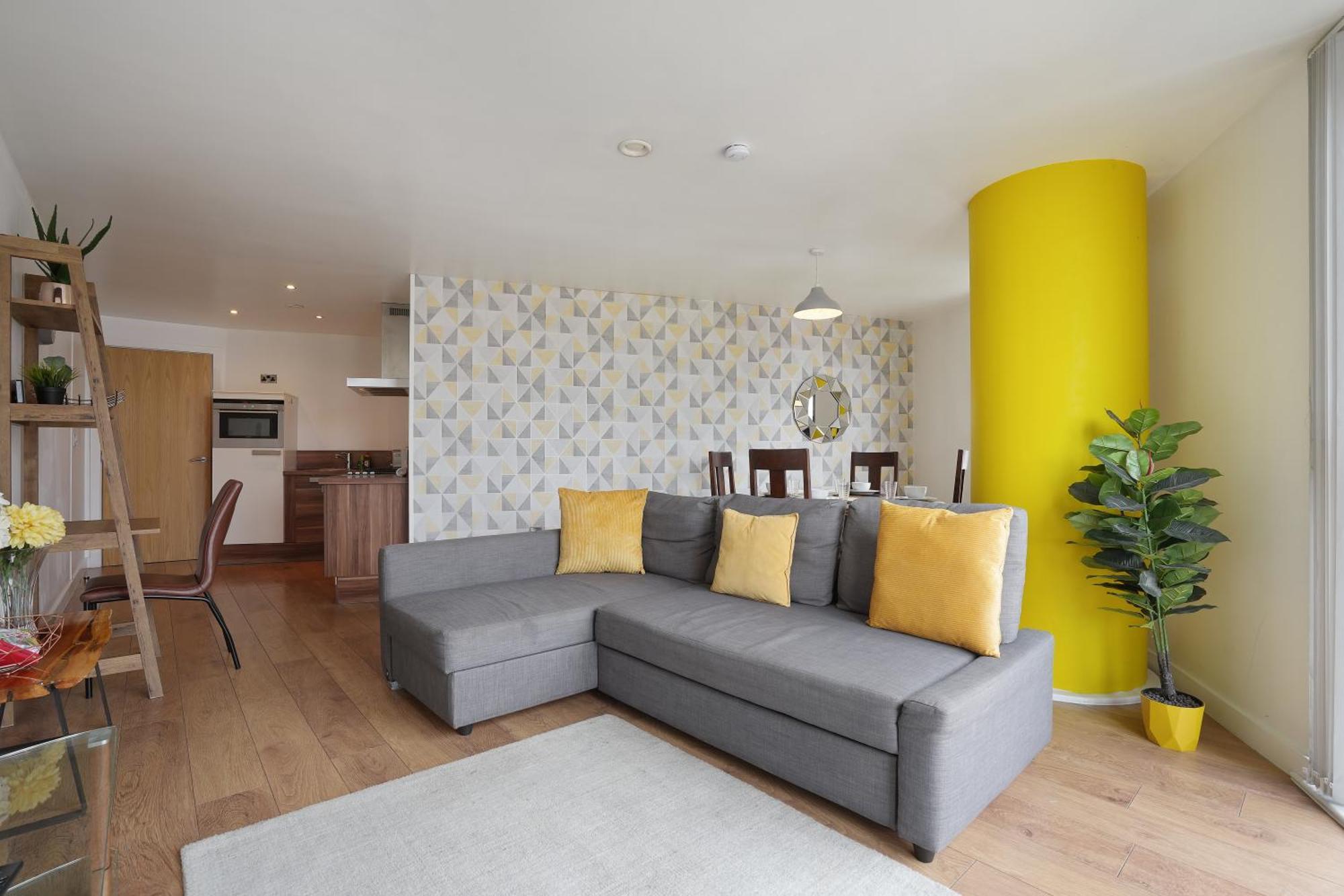 Spacious 2 Bed 98 - Centre, Great Views & Free Netflix - Hosted By Host Save Apartment *
