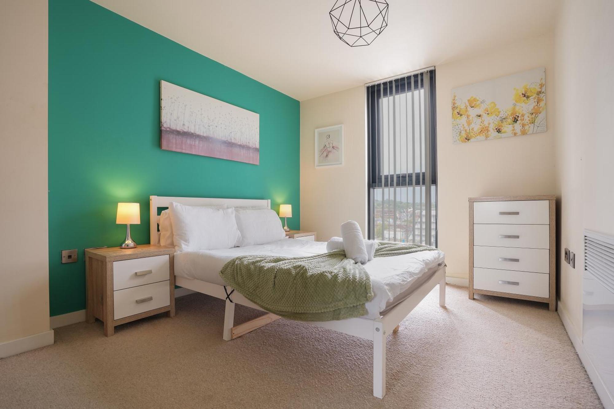 Spacious 2 Bed 98 - Centre, Great Views & Free Netflix - Hosted By Host Save Apartment