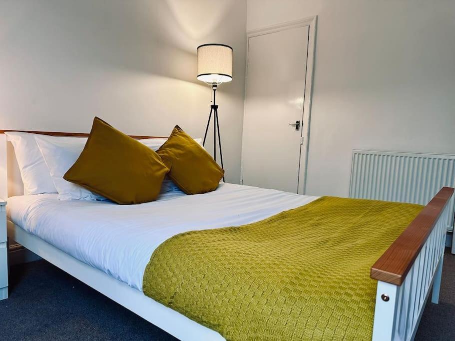 Three Bedroom House By Brookland Serviced Short Lets With Free Wifi Holiday home Sheffield