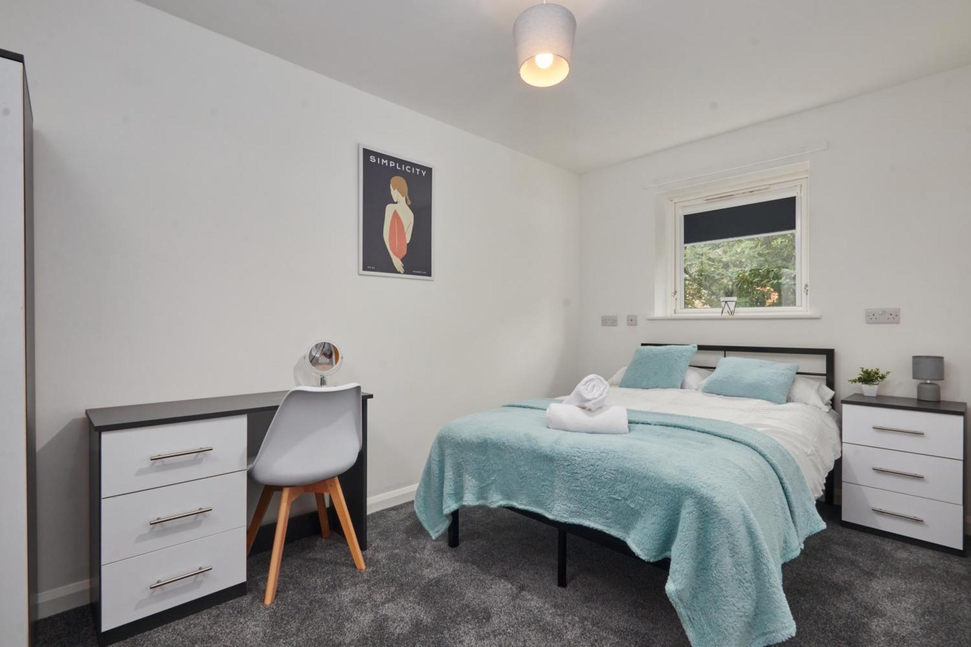 4 Bed- Centre- Free Secure Parking- Monthly & Weekly * Sheffield