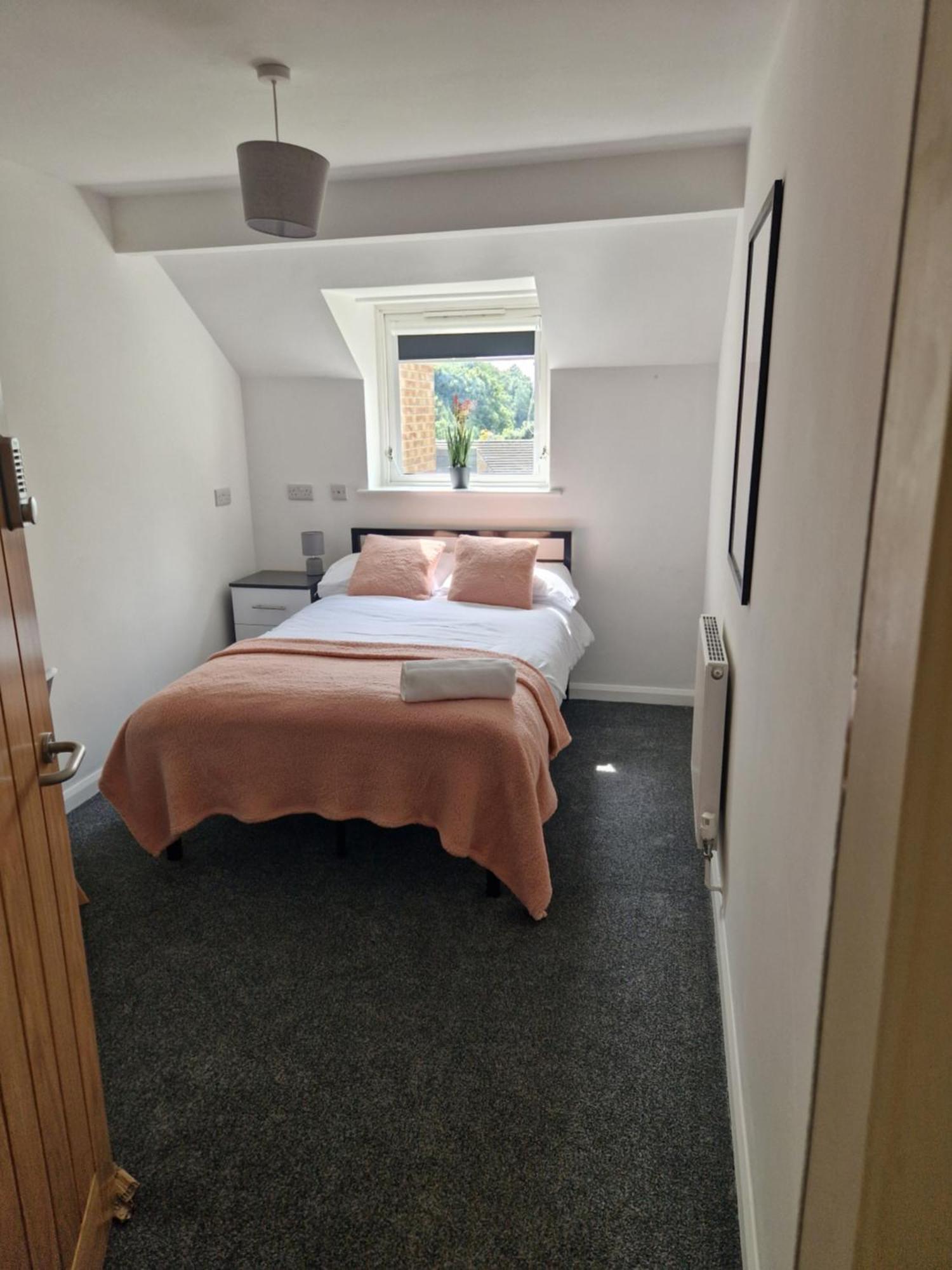 4 Bed- Centre- Free Secure Parking- Monthly & Weekly Holiday home