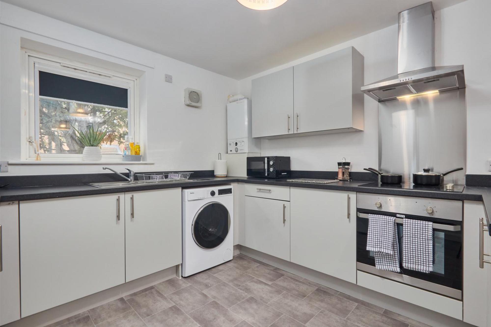 4 Bed- Centre- Free Secure Parking- Monthly & Weekly Holiday home Sheffield