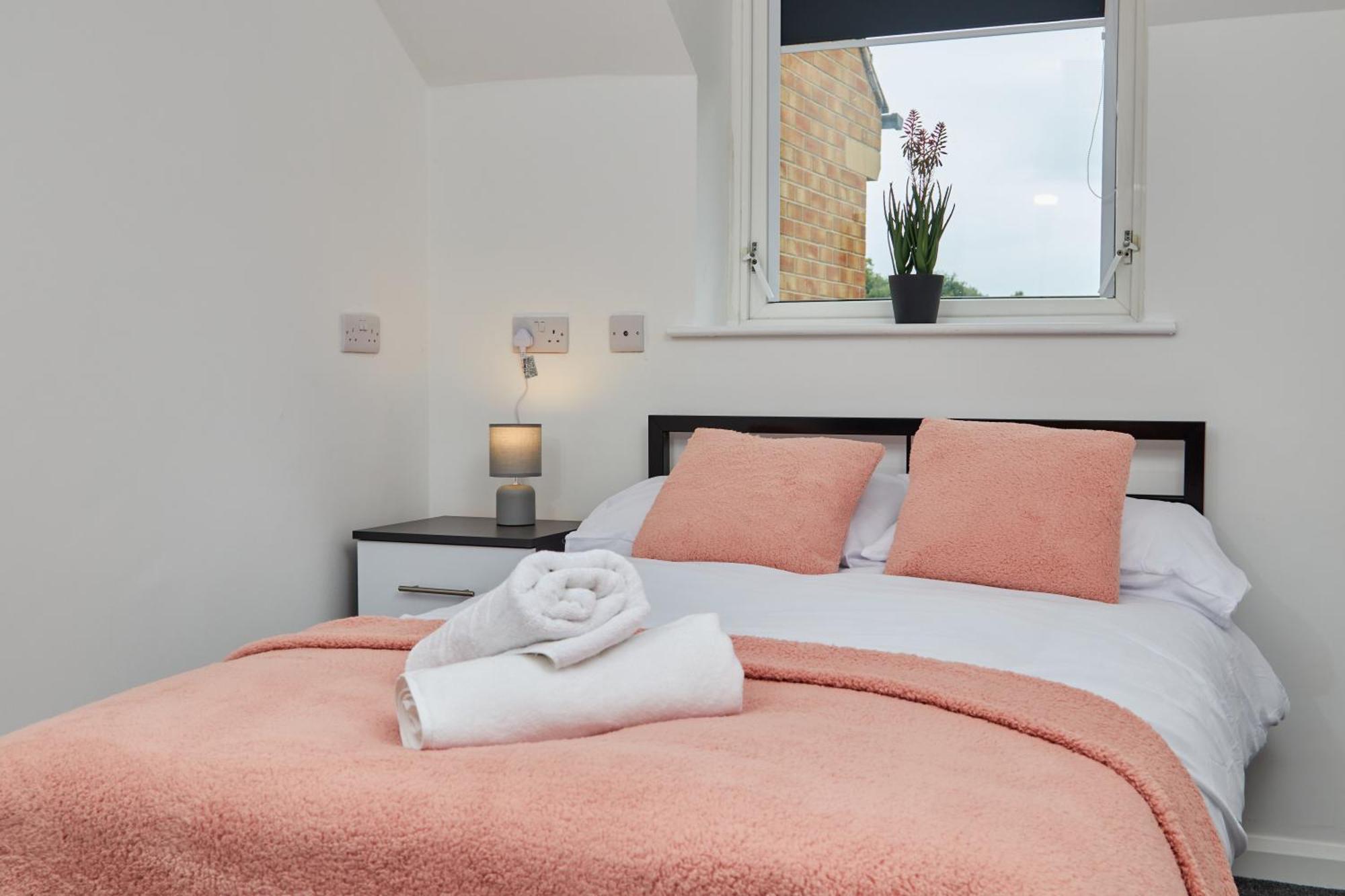 4 Bed- Centre- Free Secure Parking- Monthly & Weekly * Sheffield