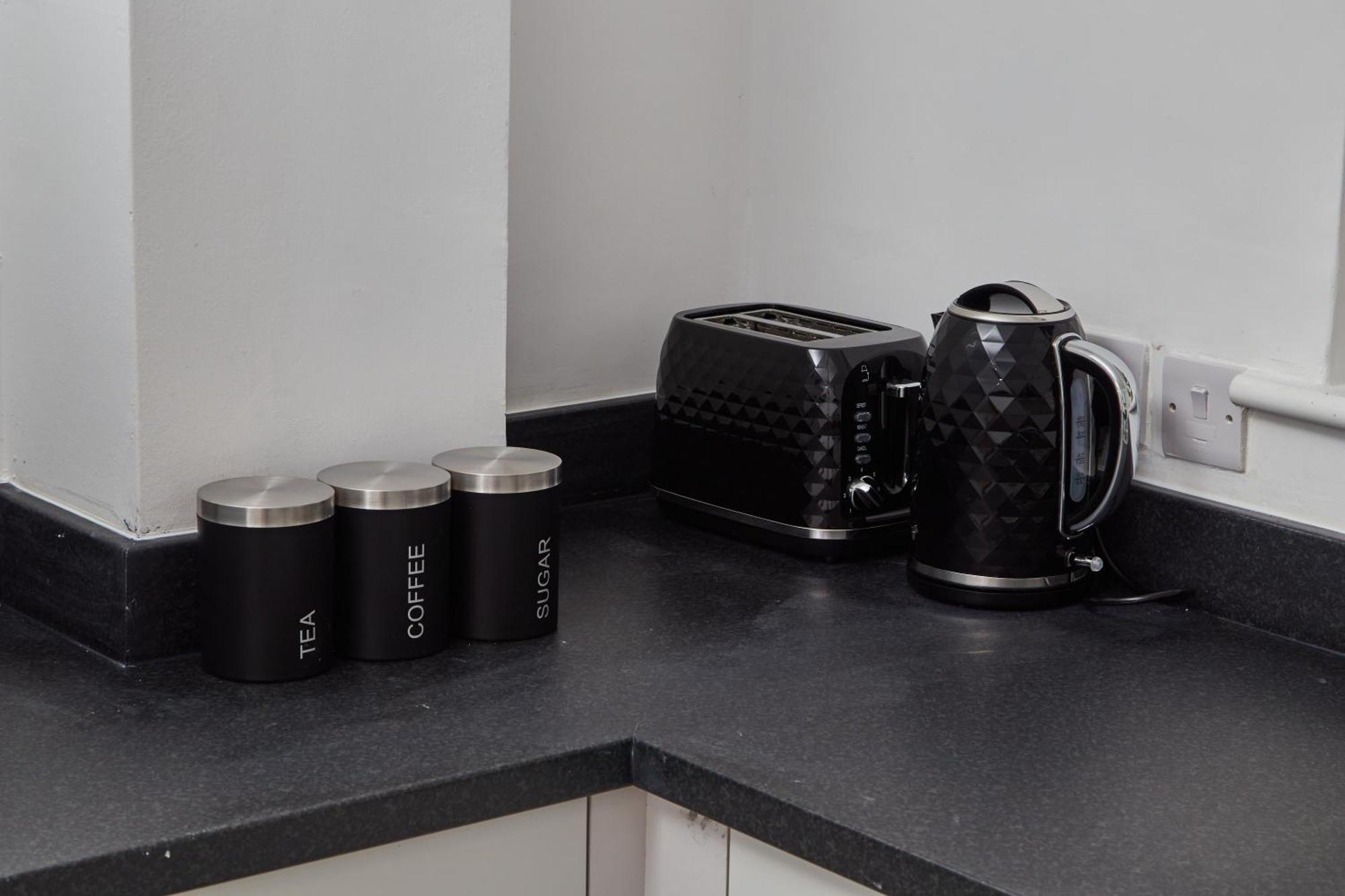 4 Bed- Centre- Free Secure Parking- Monthly & Weekly Holiday home *