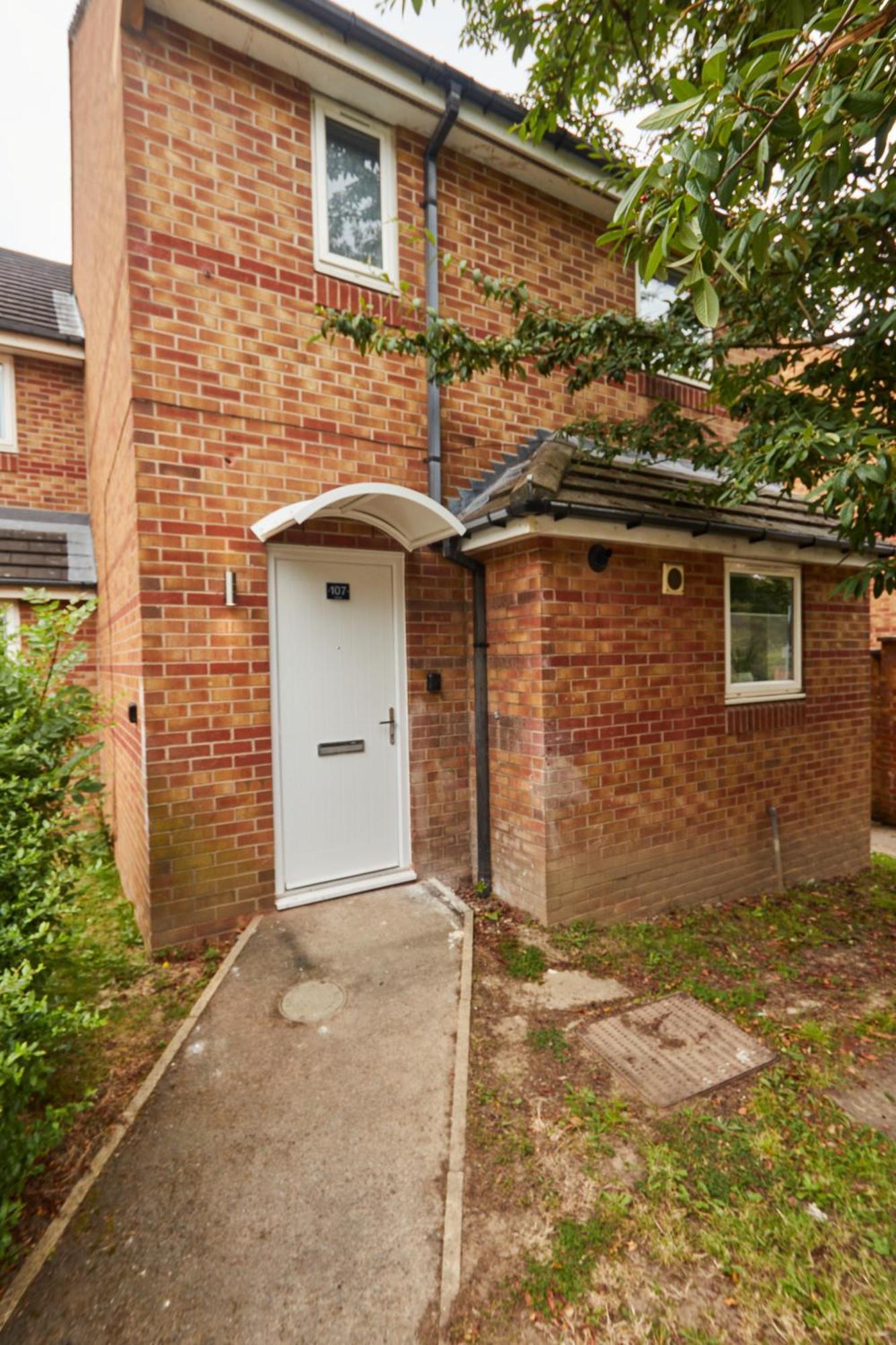 4 Bed- Centre- Free Secure Parking- Monthly & Weekly