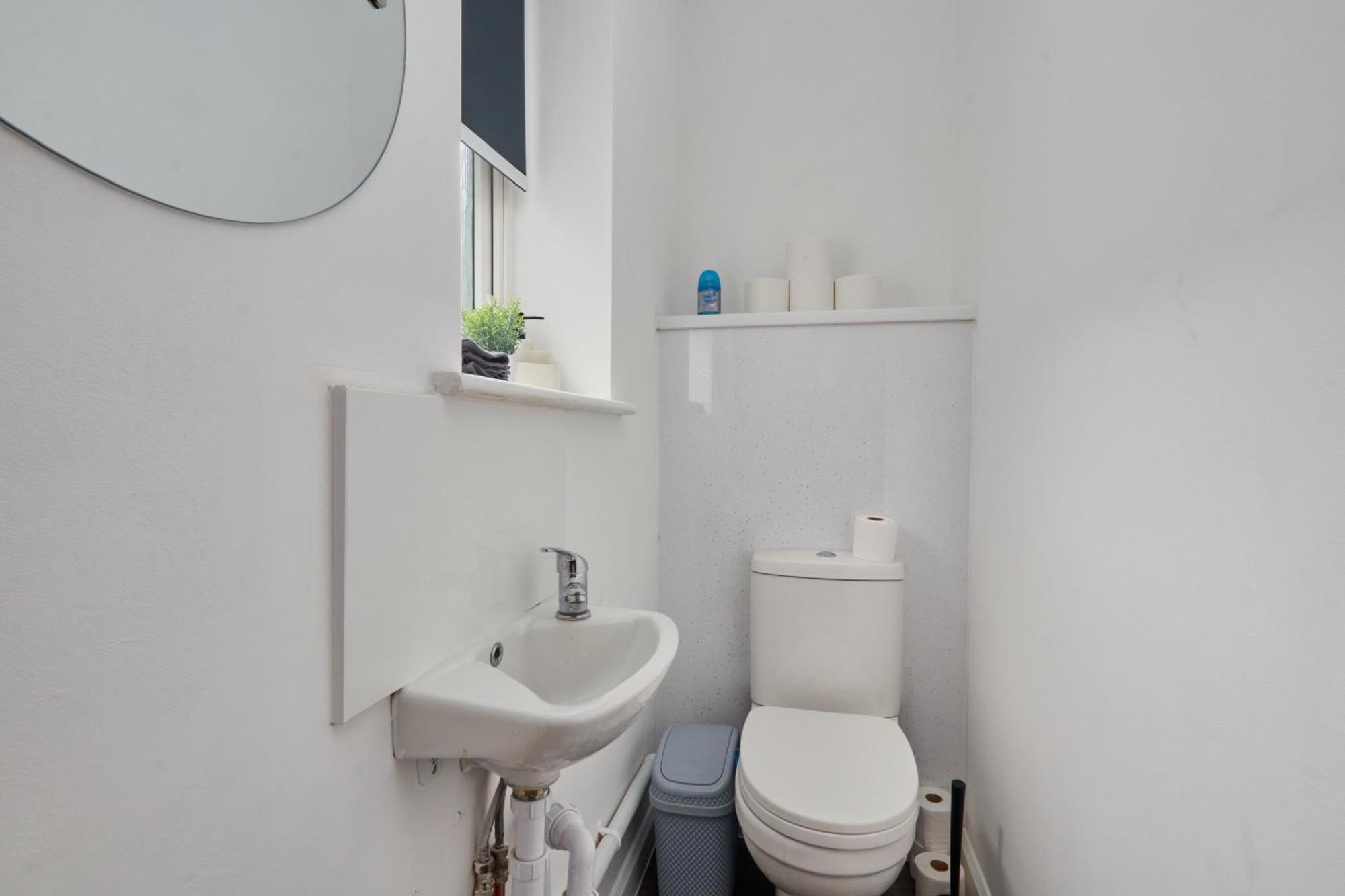 4 Bed- Centre- Free Secure Parking- Monthly & Weekly Holiday home *