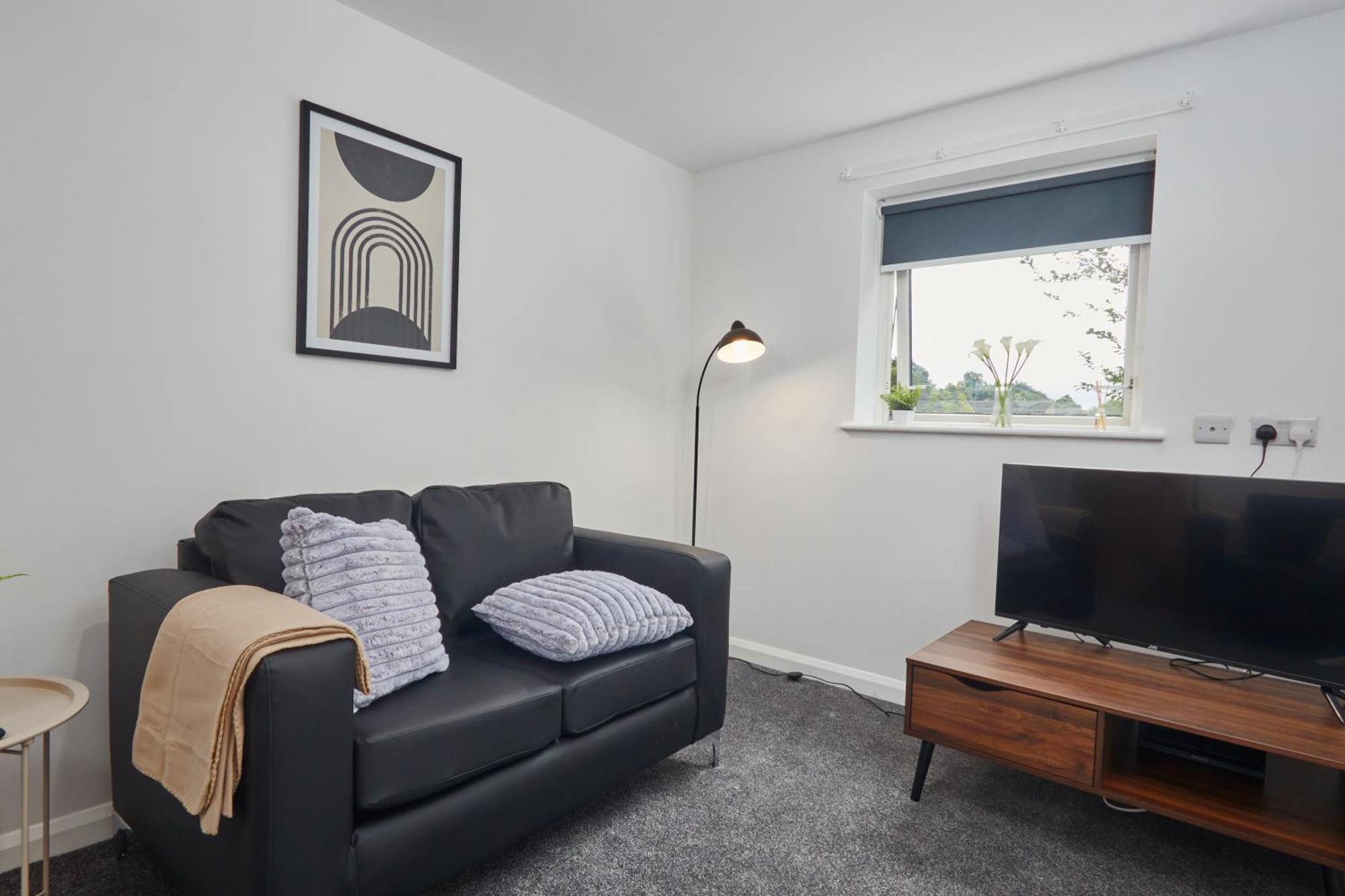 4 Bed- Centre- Free Secure Parking- Monthly & Weekly *