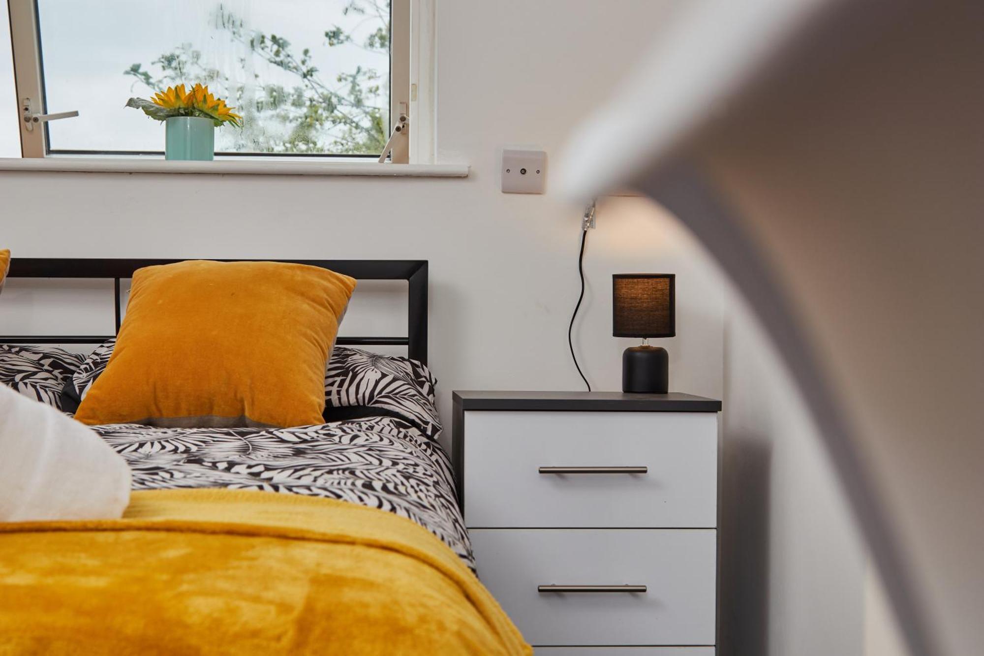 Holiday home 4 Bed- Centre- Free Secure Parking- Monthly & Weekly
