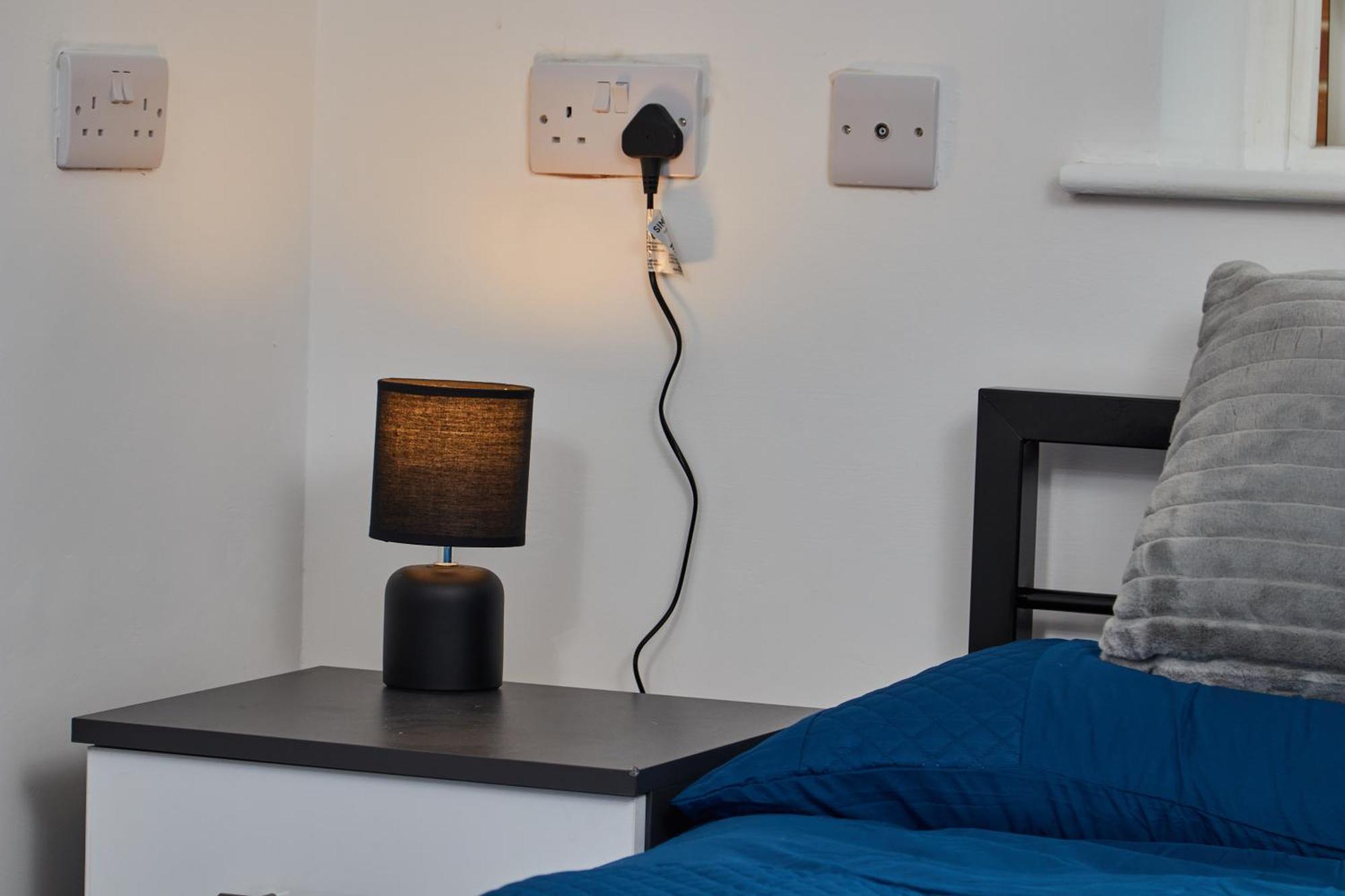 4 Bed- Centre- Free Secure Parking- Monthly & Weekly Holiday home *