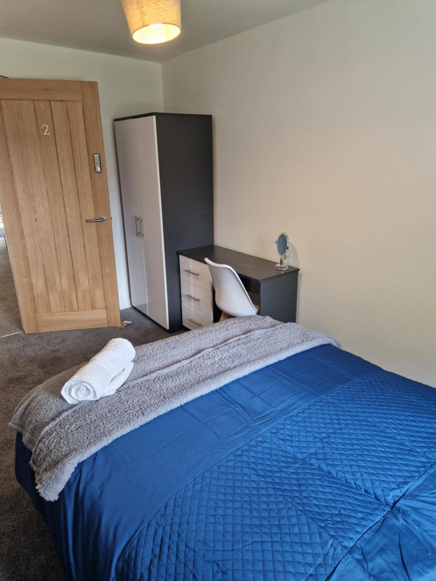 Holiday home 4 Bed- Centre- Free Secure Parking- Monthly & Weekly